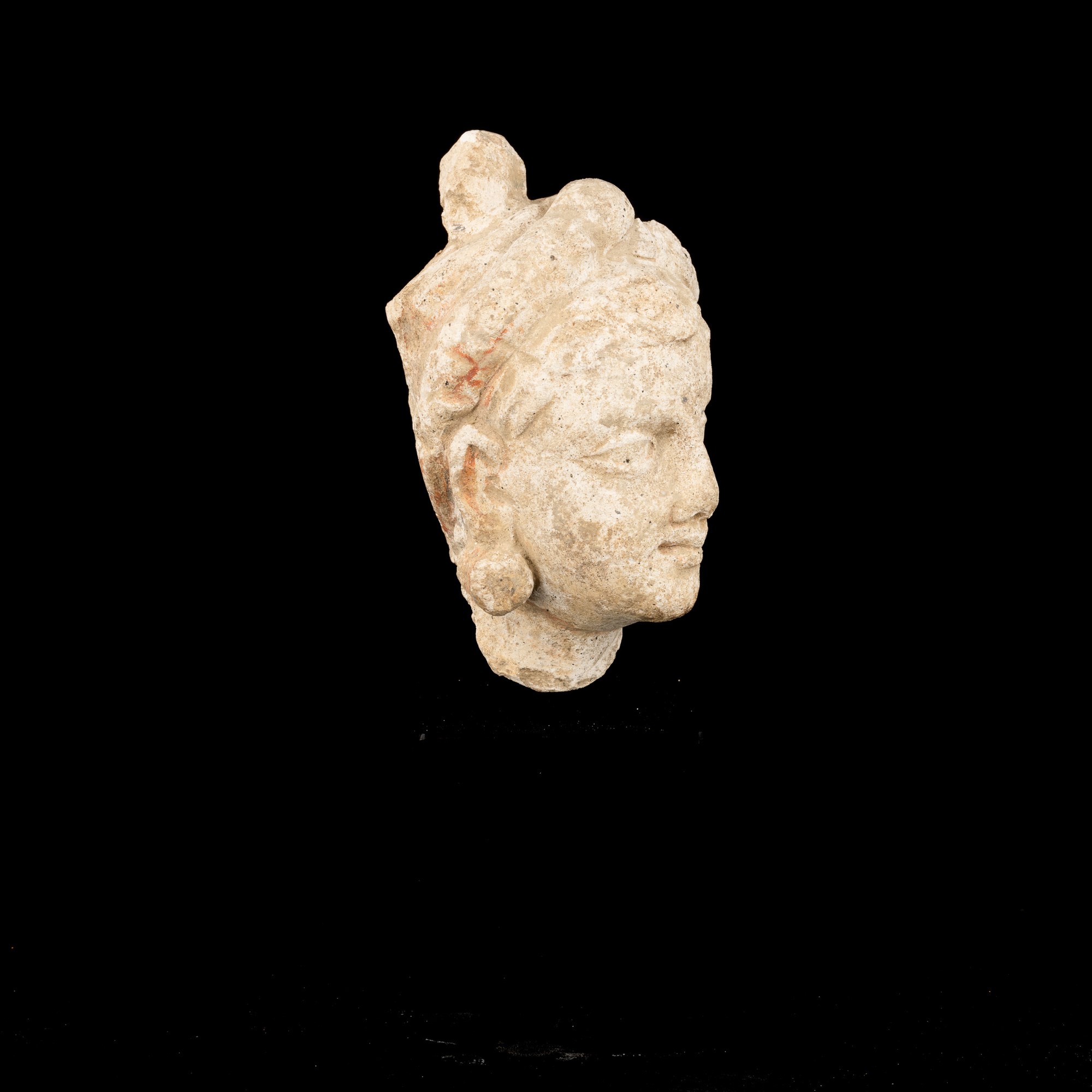 Testa di Donna Scolpita in Stucco, Gandhara, IV Secolo