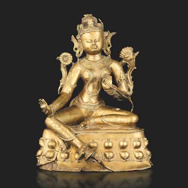 Importante figura di Tara seduta su doppio fiore di loto in bronzo con tracce di policromia, Tibet,  [..]