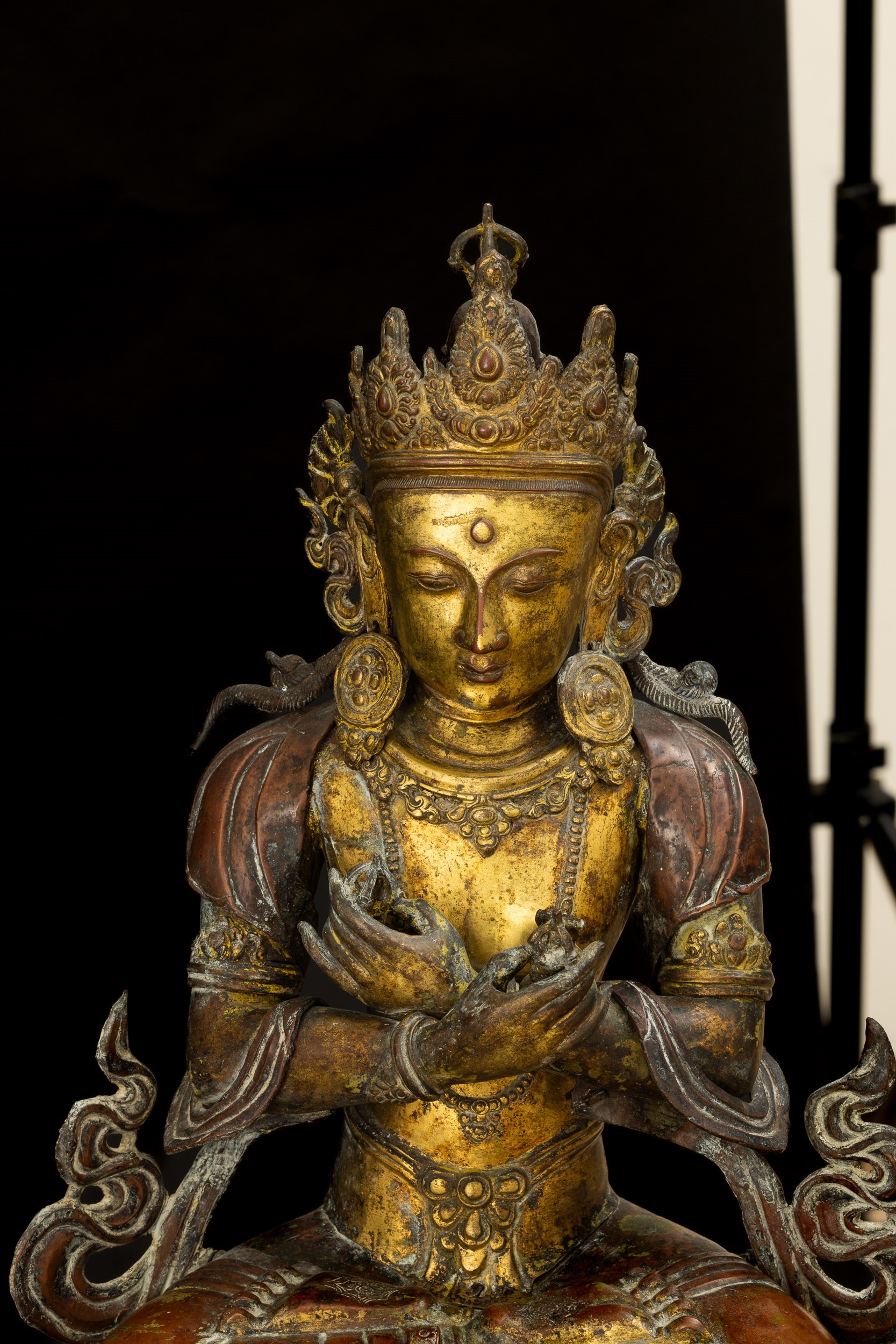 Importante Figura di Vajrdara Seduta su Doppio Fior di Loto in Rame Repoussé e Bronzo Parzialment...