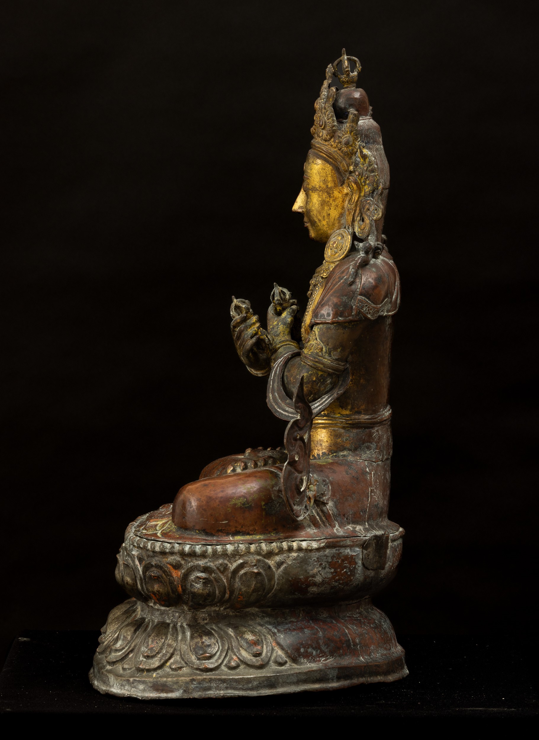 Importante Figura di Vajrdara Seduta su Doppio Fior di Loto in Rame Repoussé e Bronzo Parzialment...