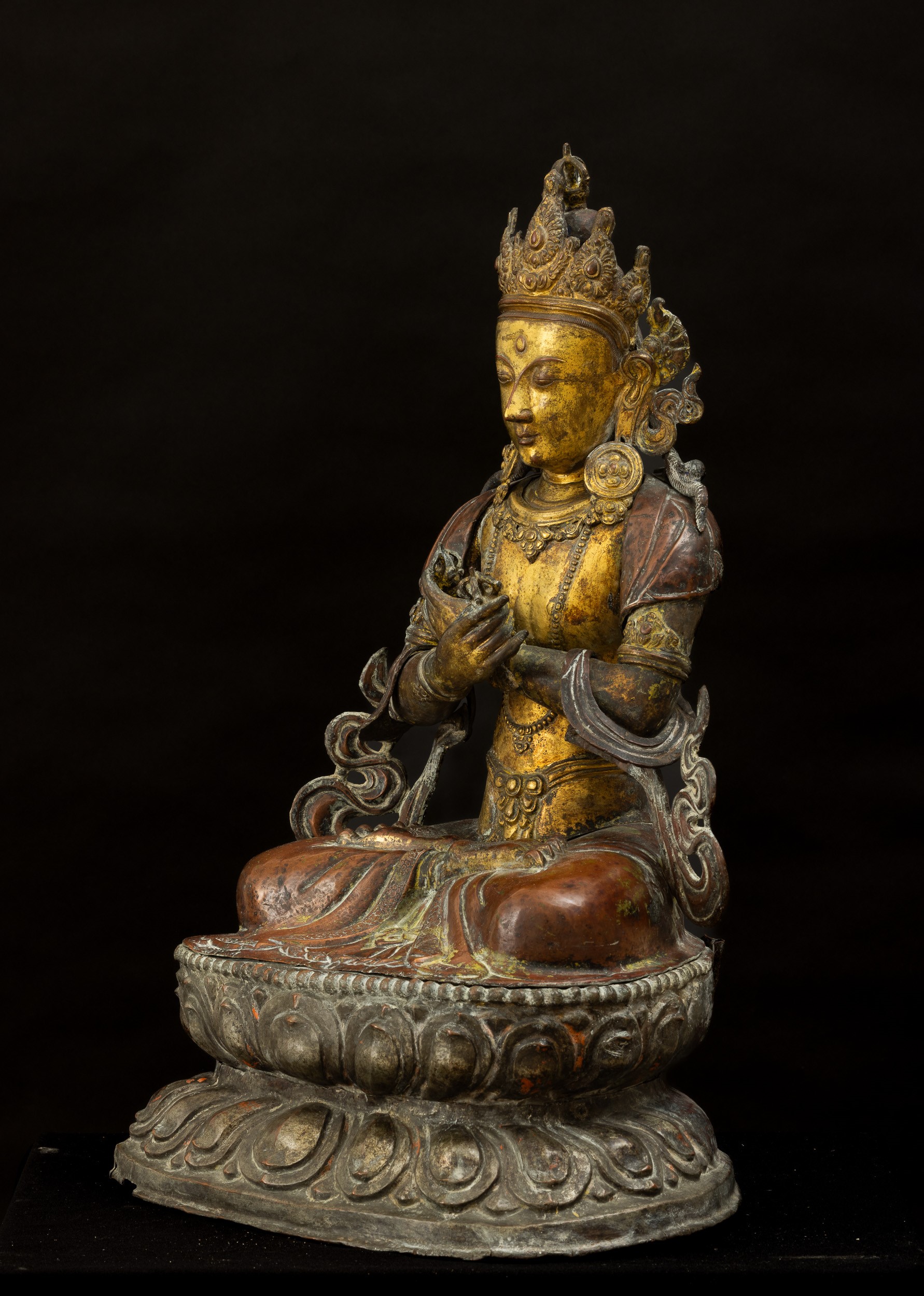 Importante Figura di Vajrdara Seduta su Doppio Fior di Loto in Rame Repoussé e Bronzo Parzialment...