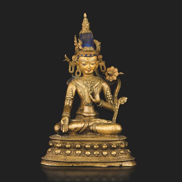 Figura di Avalokitesvara seduto su doppio fior di loto in ottone dorato, Tibet, XIV - XV secolo