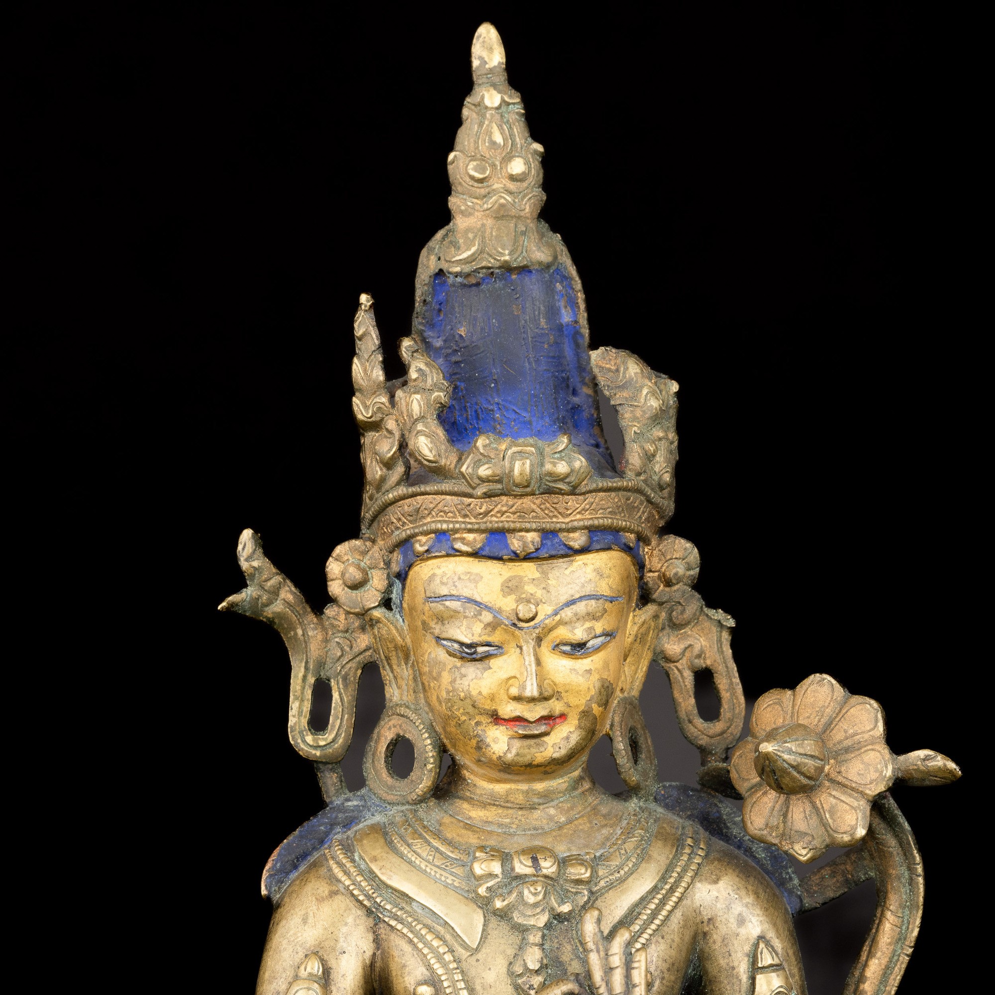 Figura di Avalokitesvara Seduto su Doppio Fior di Loto in Ottone Dorato, Tibet, XIV - XV Secolo