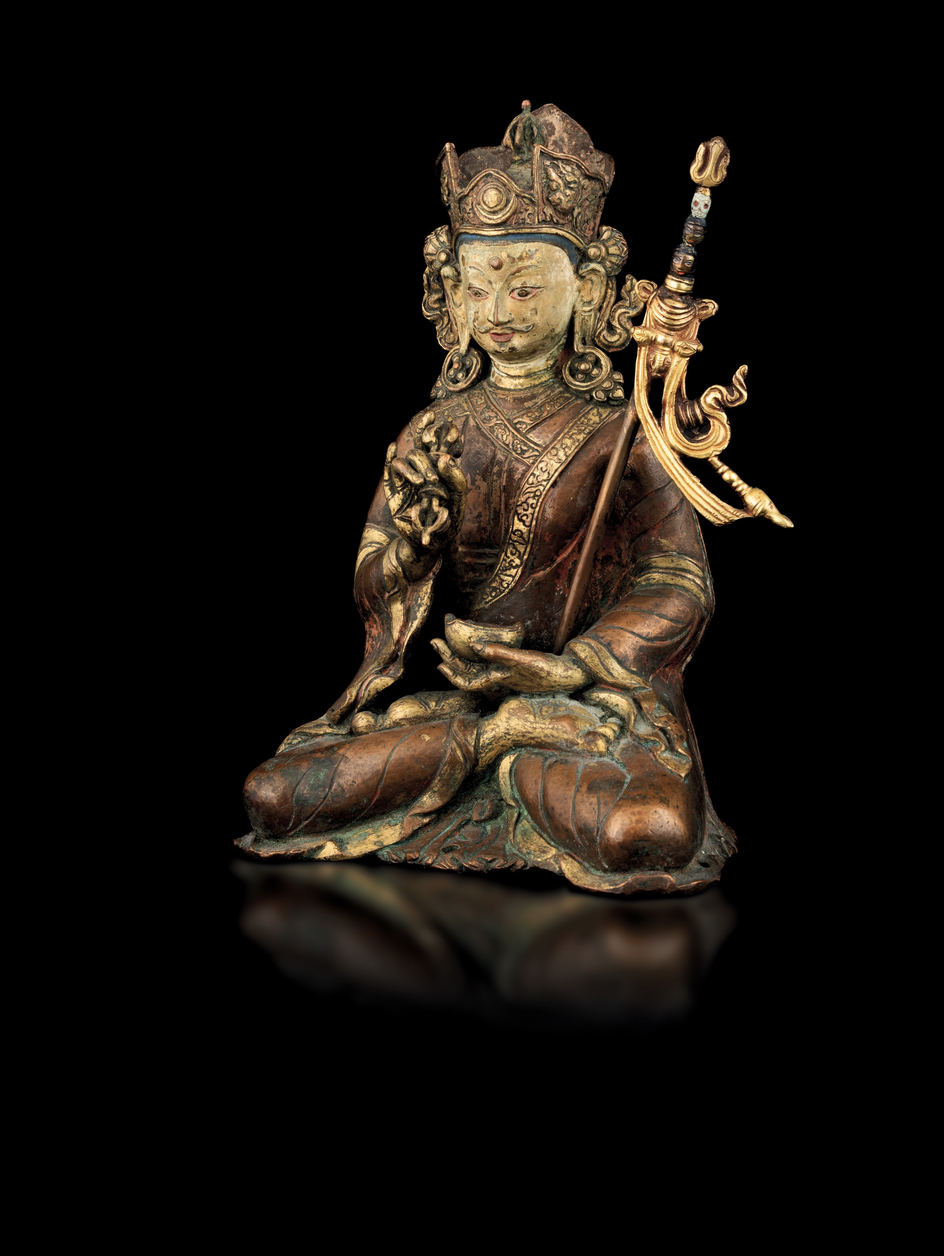 Importante e Rara Figura di Padmasambhava in Rame Parzialmente Dorato, Tibet, XV - XVI Secolo