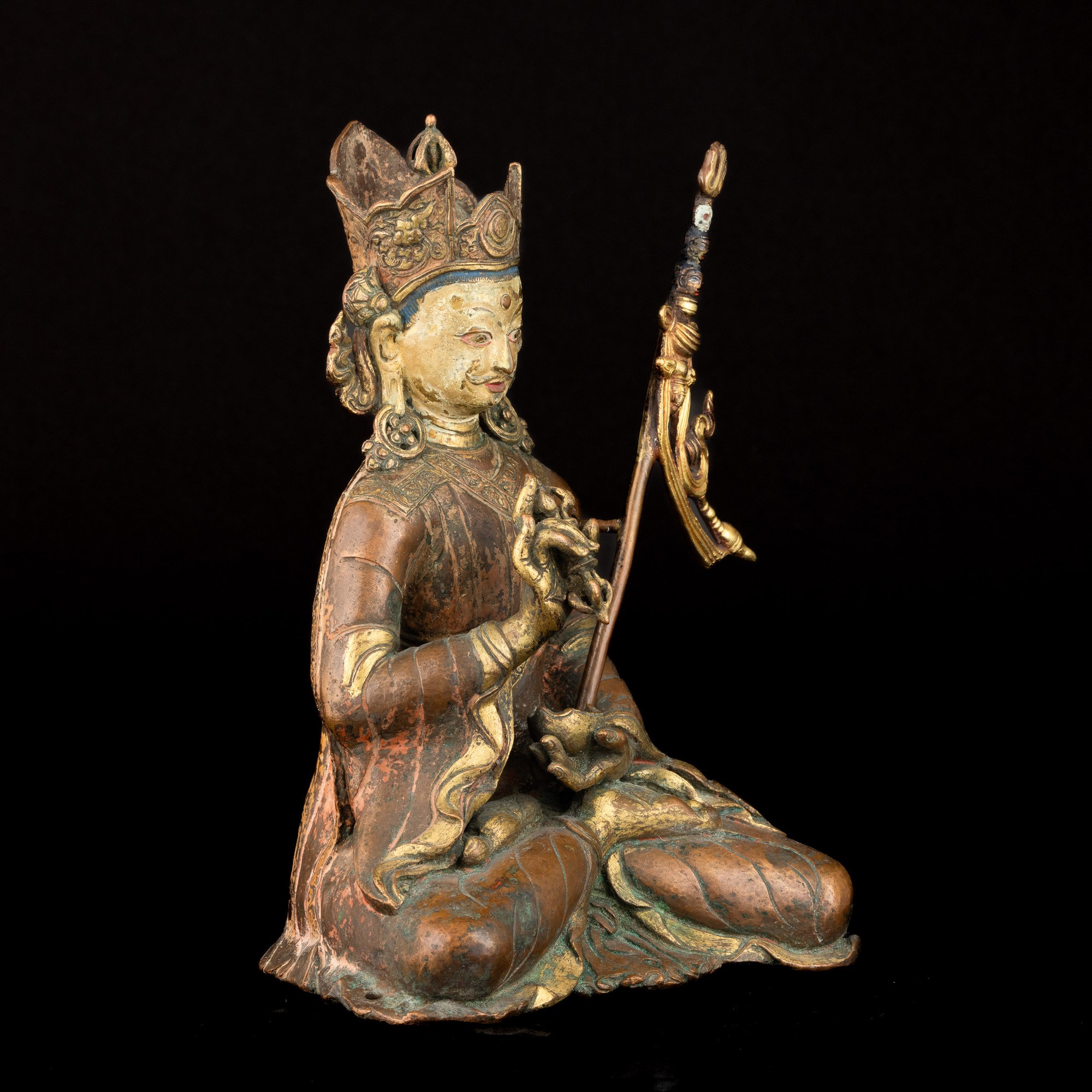 Importante e Rara Figura di Padmasambhava in Rame Parzialmente Dorato, Tibet, XV - XVI Secolo