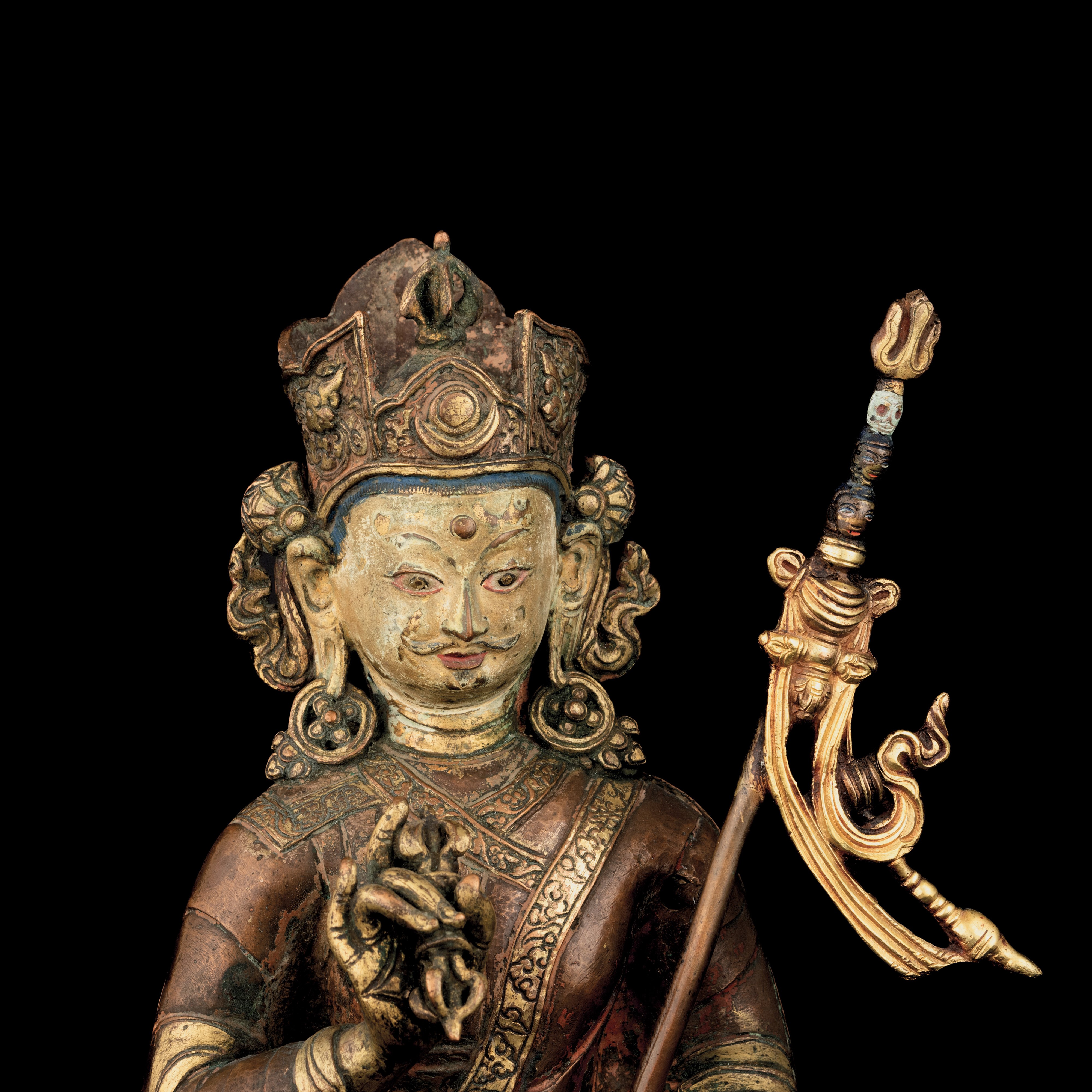 Importante e Rara Figura di Padmasambhava in Rame Parzialmente Dorato, Tibet, XV - XVI Secolo