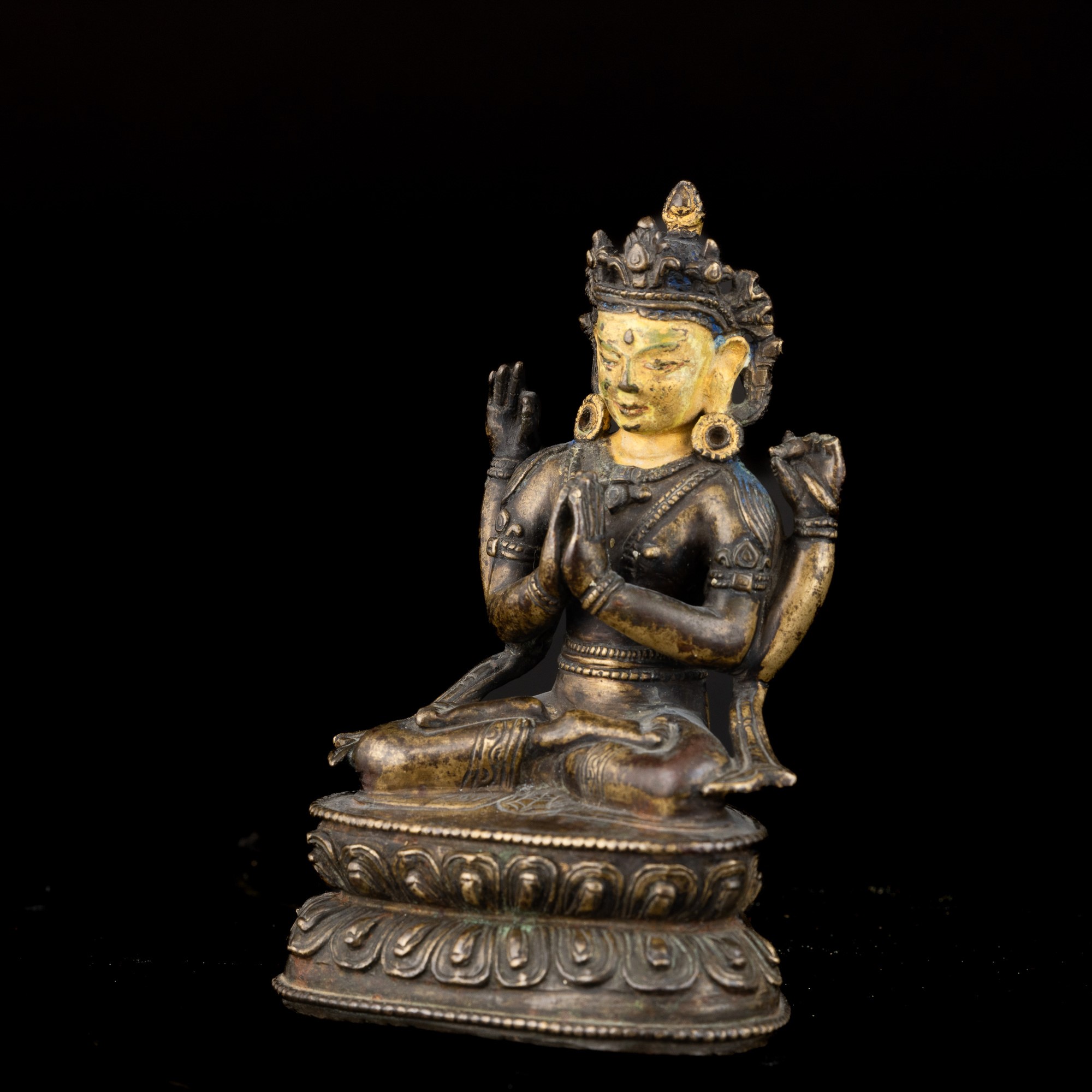Figura di Shadakshara Seduto su Doppio Fior di Loto in Bronzo Parzialmente Dorato e Freddo, Tibet...