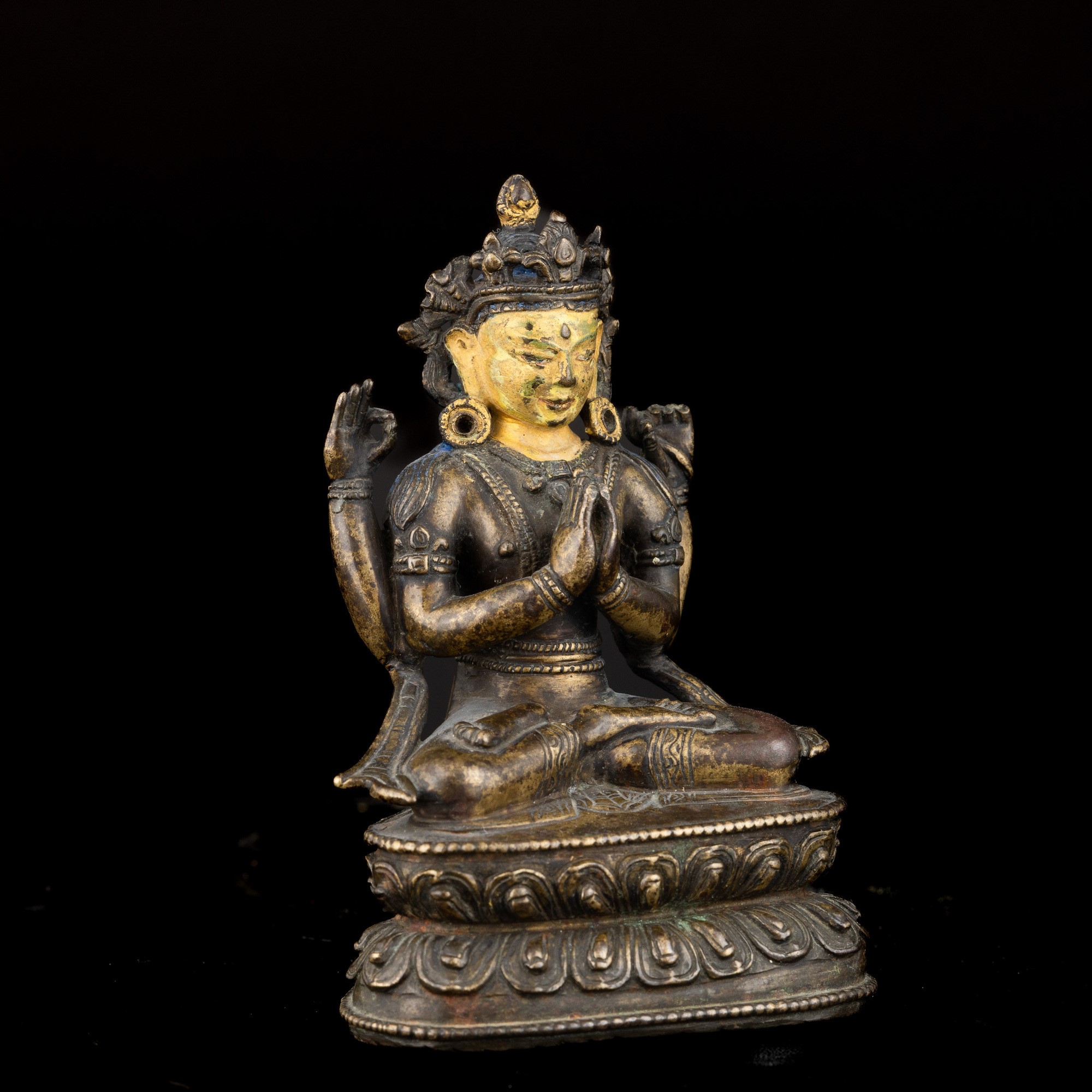Figura di Shadakshara Seduto su Doppio Fior di Loto in Bronzo Parzialmente Dorato e Freddo, Tibet...