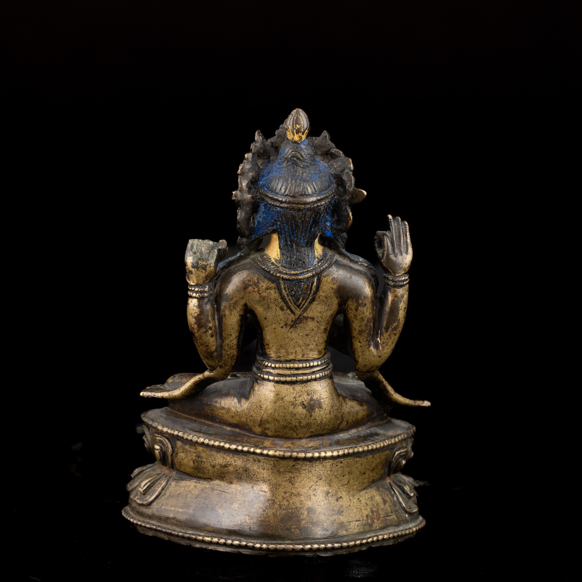 Figura di Shadakshara Seduto su Doppio Fior di Loto in Bronzo Parzialmente Dorato e Freddo, Tibet...