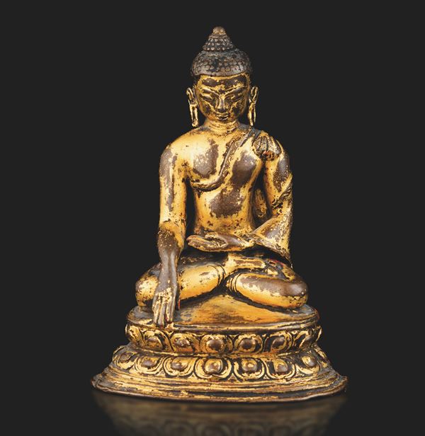 Figura di Buddha Sakyamuni seduto su doppio fior di loto in bronzo dorato, Nepal, XV secolo