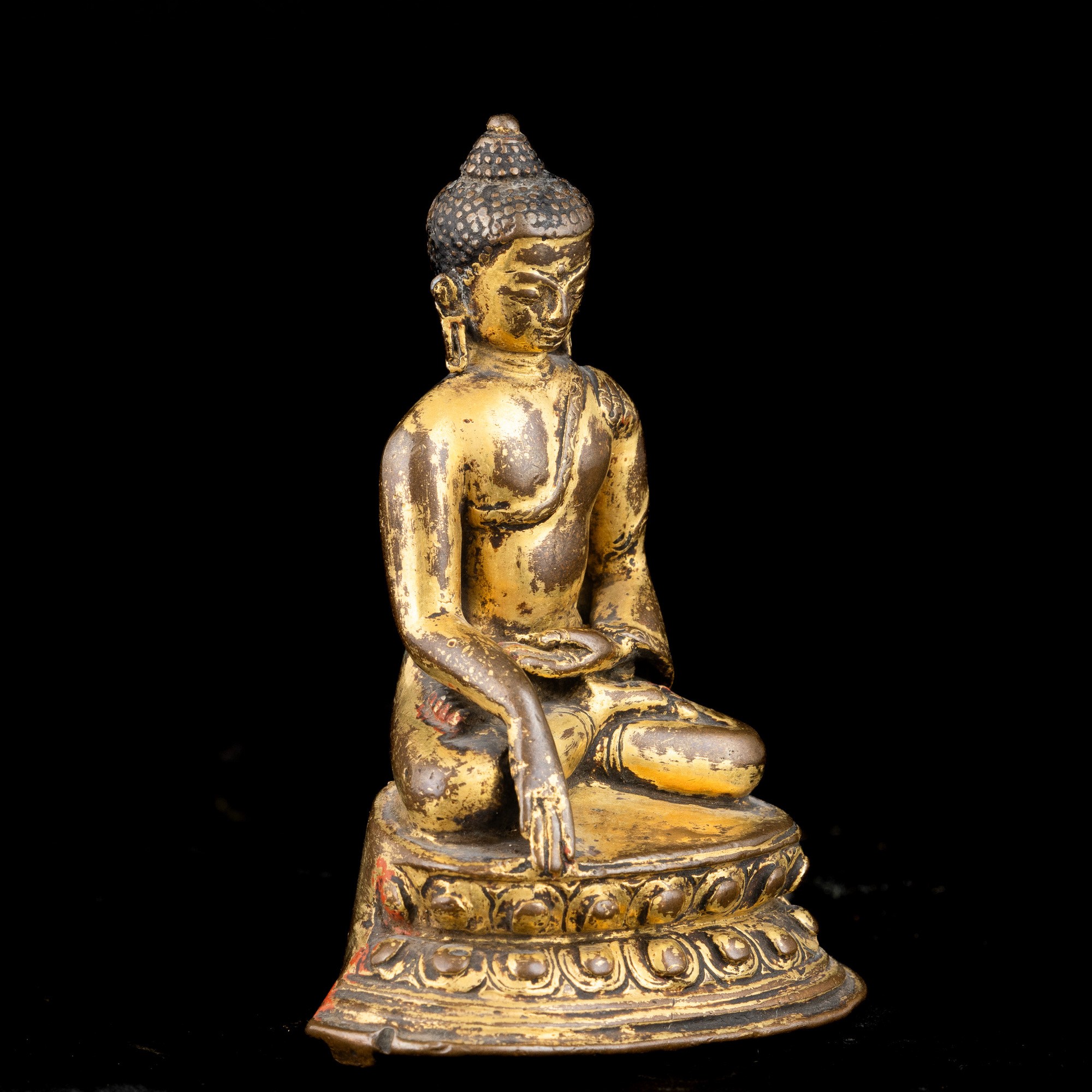 Figura di Buddha Sakyamuni Seduto su Doppio Fior di Loto in Bronzo Dorato, Nepal, XV Secolo