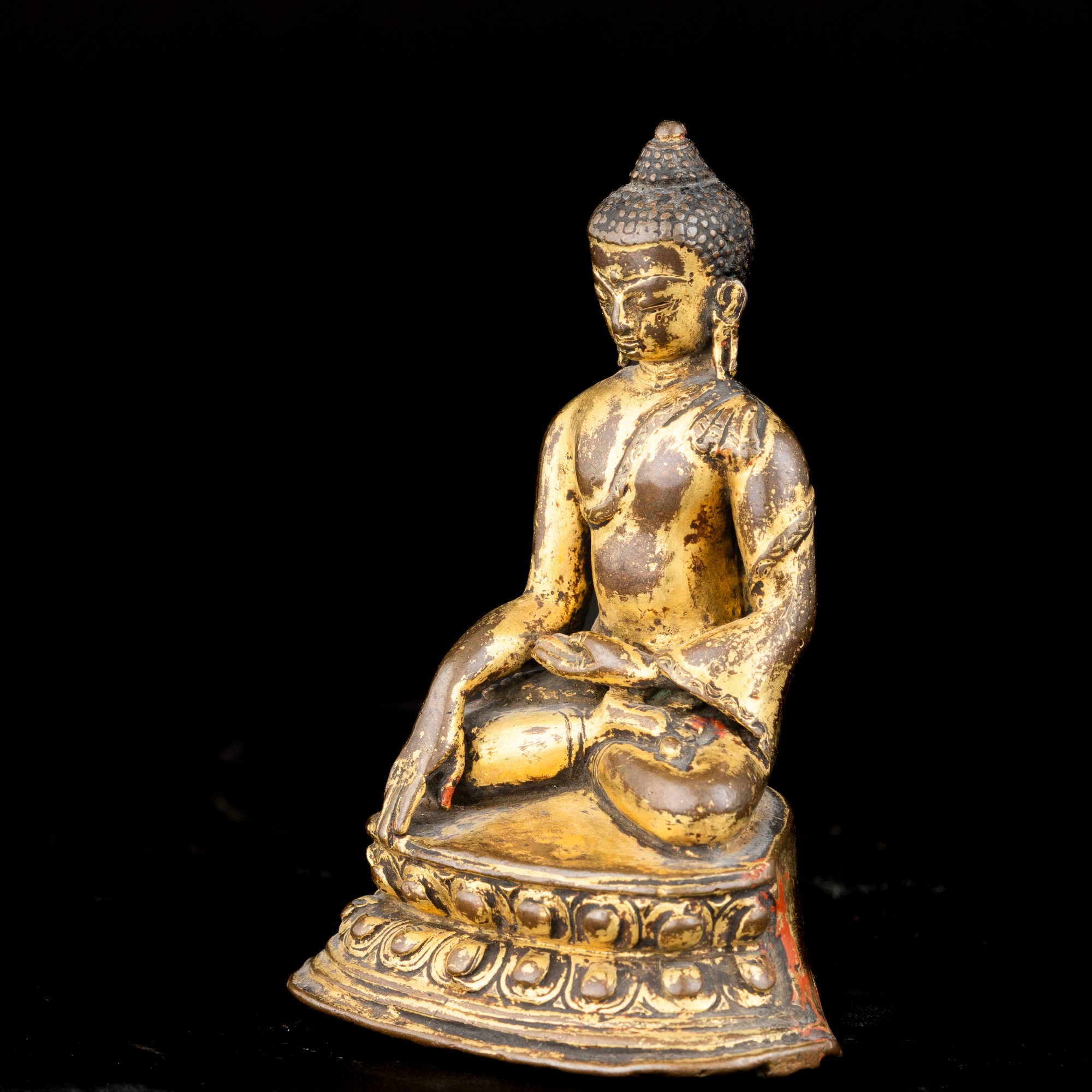 Figura di Buddha Sakyamuni Seduto su Doppio Fior di Loto in Bronzo Dorato, Nepal, XV Secolo