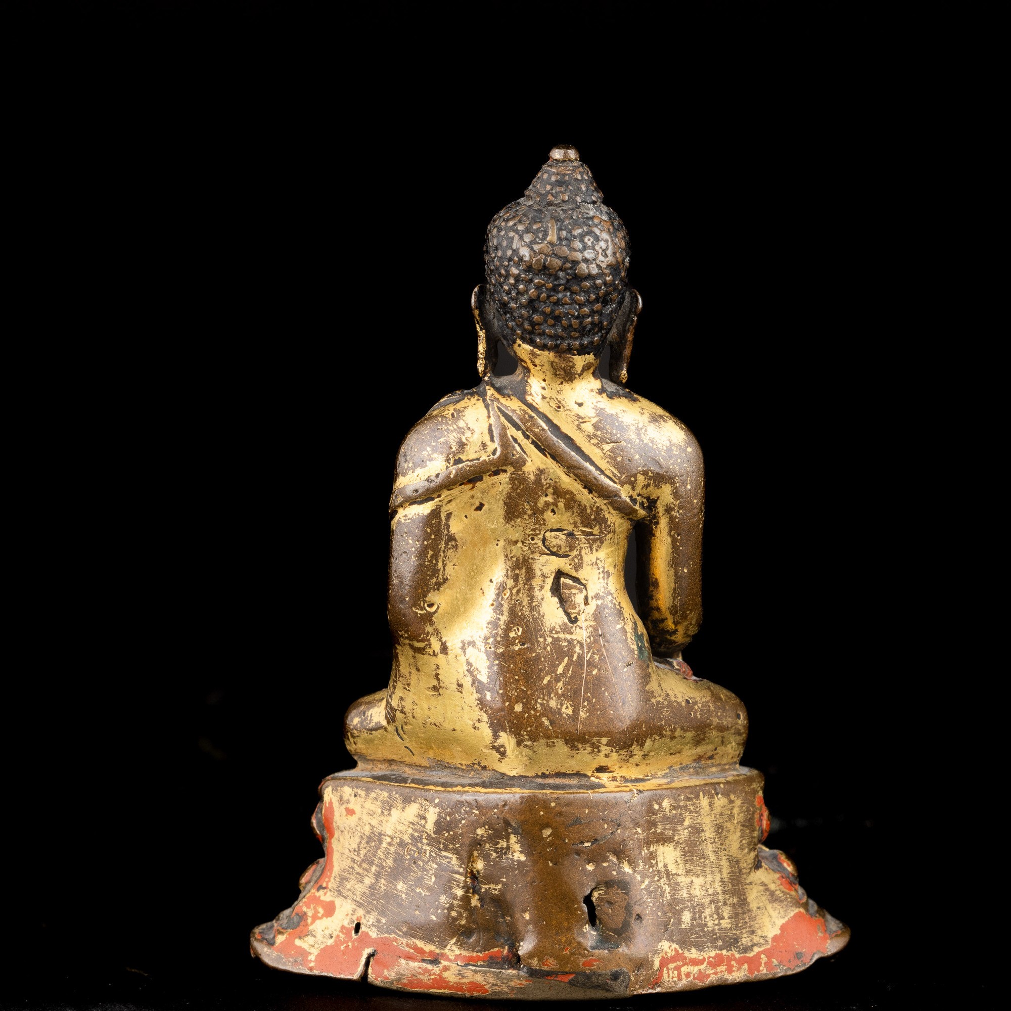 Figura di Buddha Sakyamuni Seduto su Doppio Fior di Loto in Bronzo Dorato, Nepal, XV Secolo