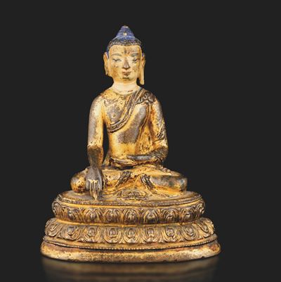 Figura di Akshobhya Seduto su Doppia Fior di Loto in Bronzo Dorato e Policromia, Tibet, XVII Seco...