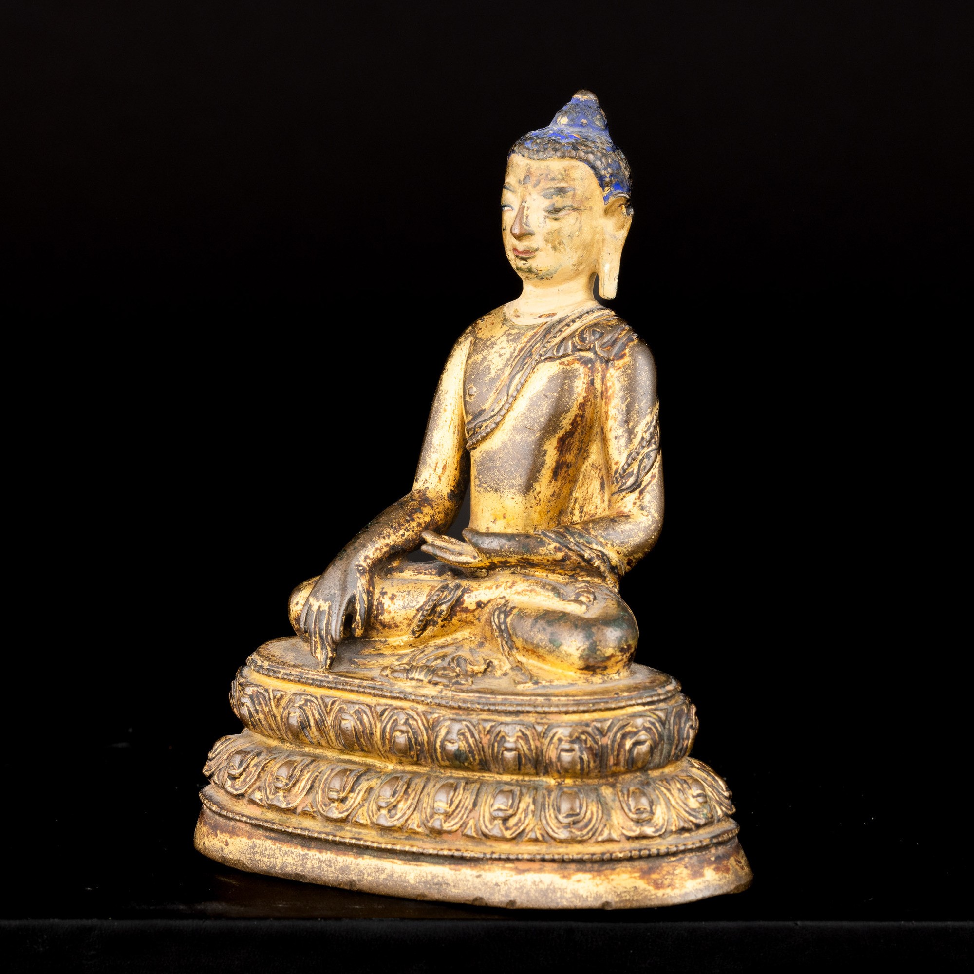 Figura di Akshobhya Seduto su Doppia Fior di Loto in Bronzo Dorato e Policromia, Tibet, XVII Seco...