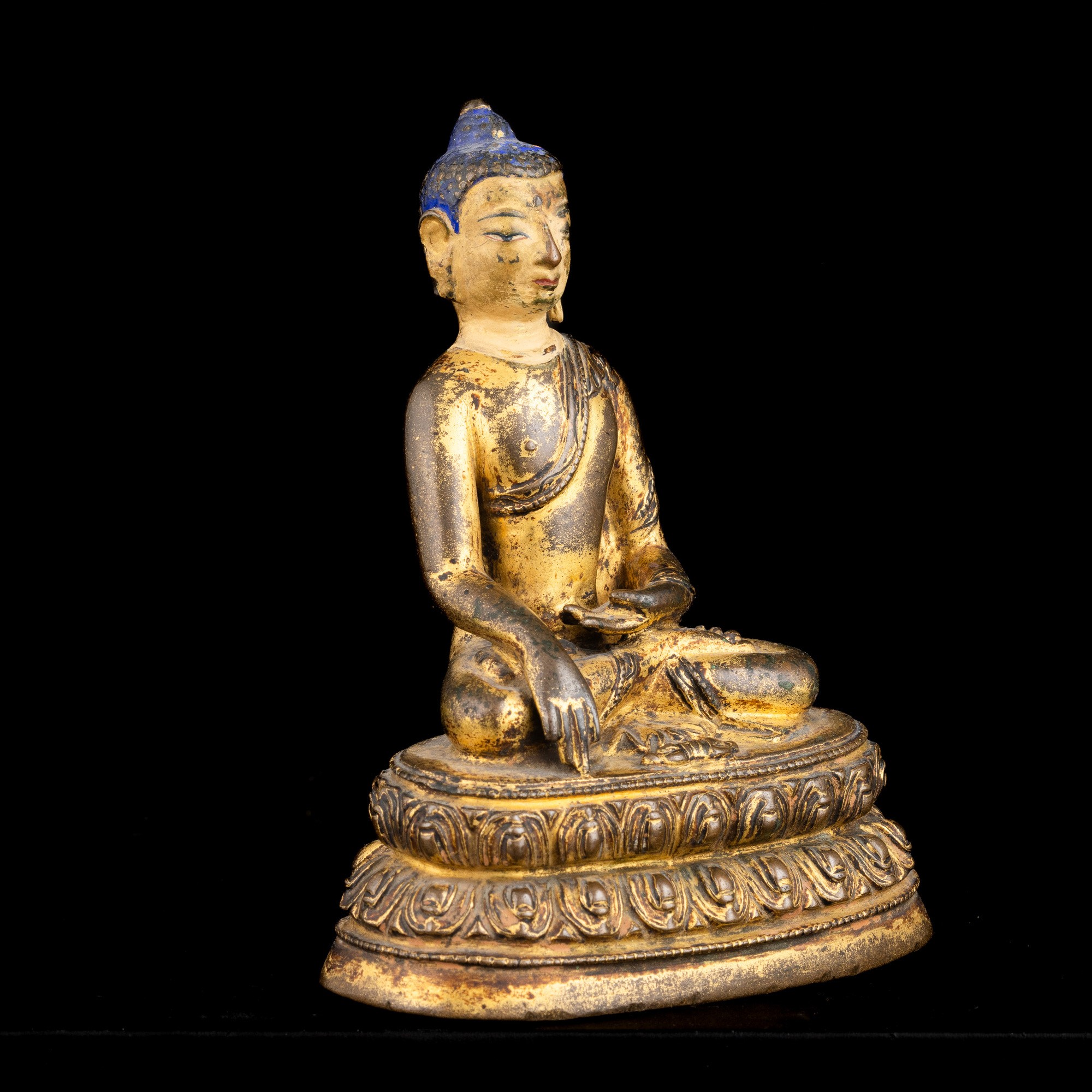 Figura di Akshobhya Seduto su Doppia Fior di Loto in Bronzo Dorato e Policromia, Tibet, XVII Seco...