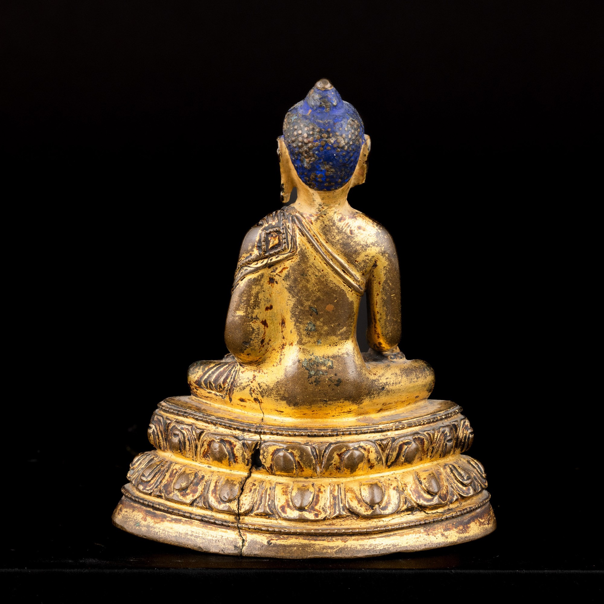 Figura di Akshobhya Seduto su Doppia Fior di Loto in Bronzo Dorato e Policromia, Tibet, XVII Seco...