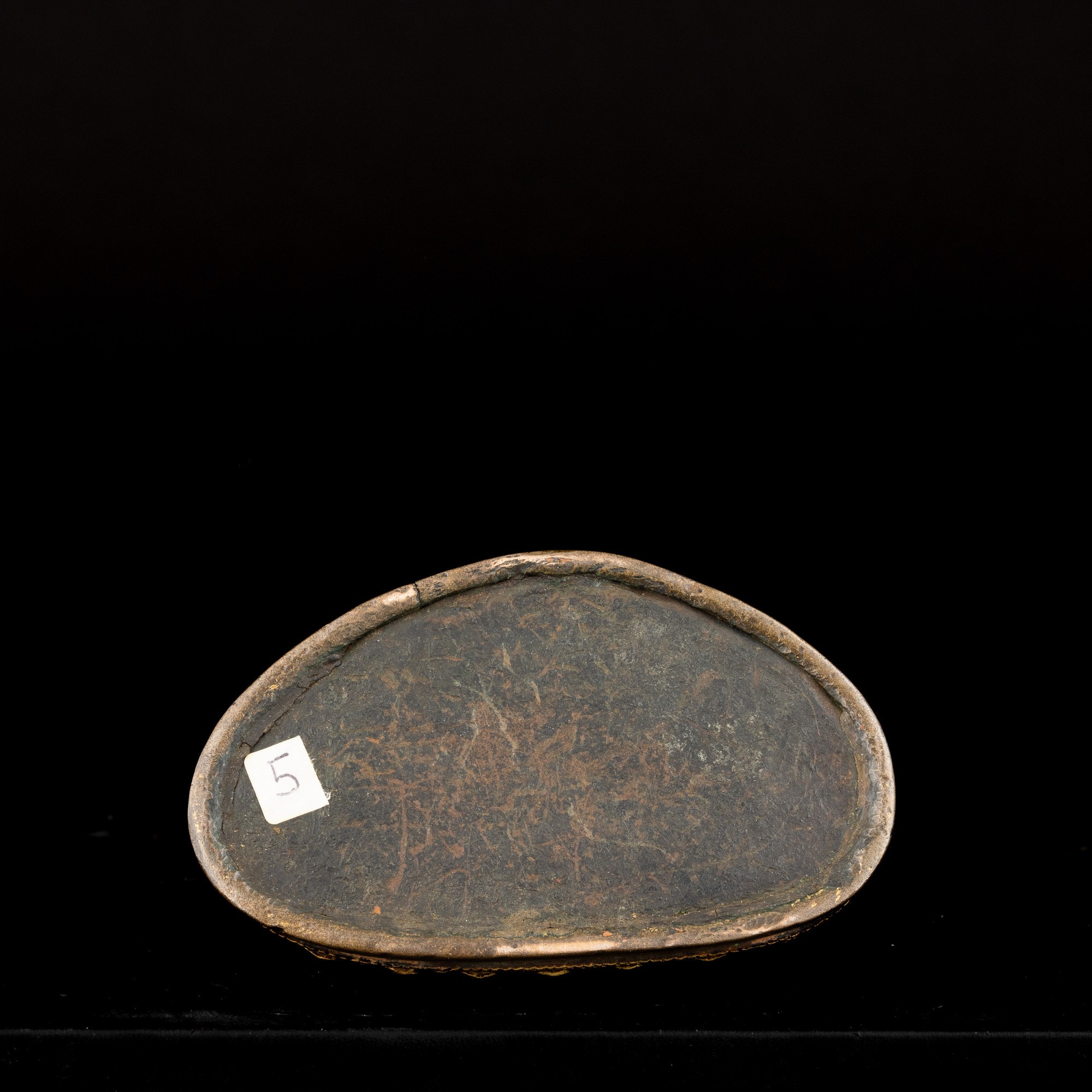Figura di Akshobhya Seduto su Doppia Fior di Loto in Bronzo Dorato e Policromia, Tibet, XVII Seco...
