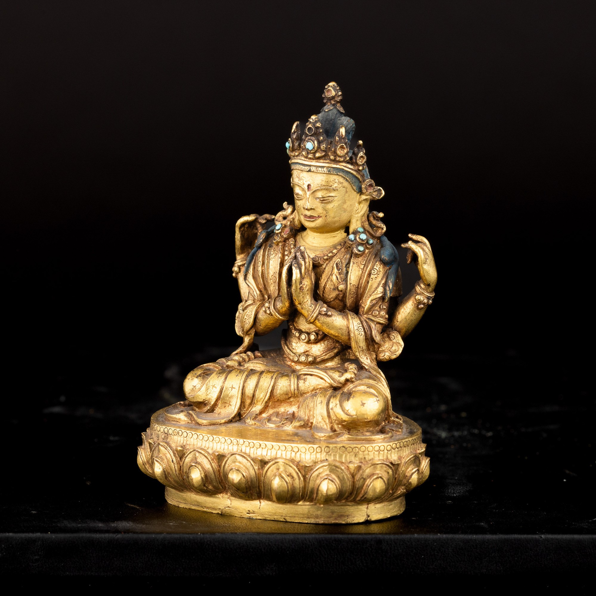 Figura di Shadakshara Avalokitesvara Seduto su Fior di Loto in Bronzo Dorato, Tracce di Policromi...