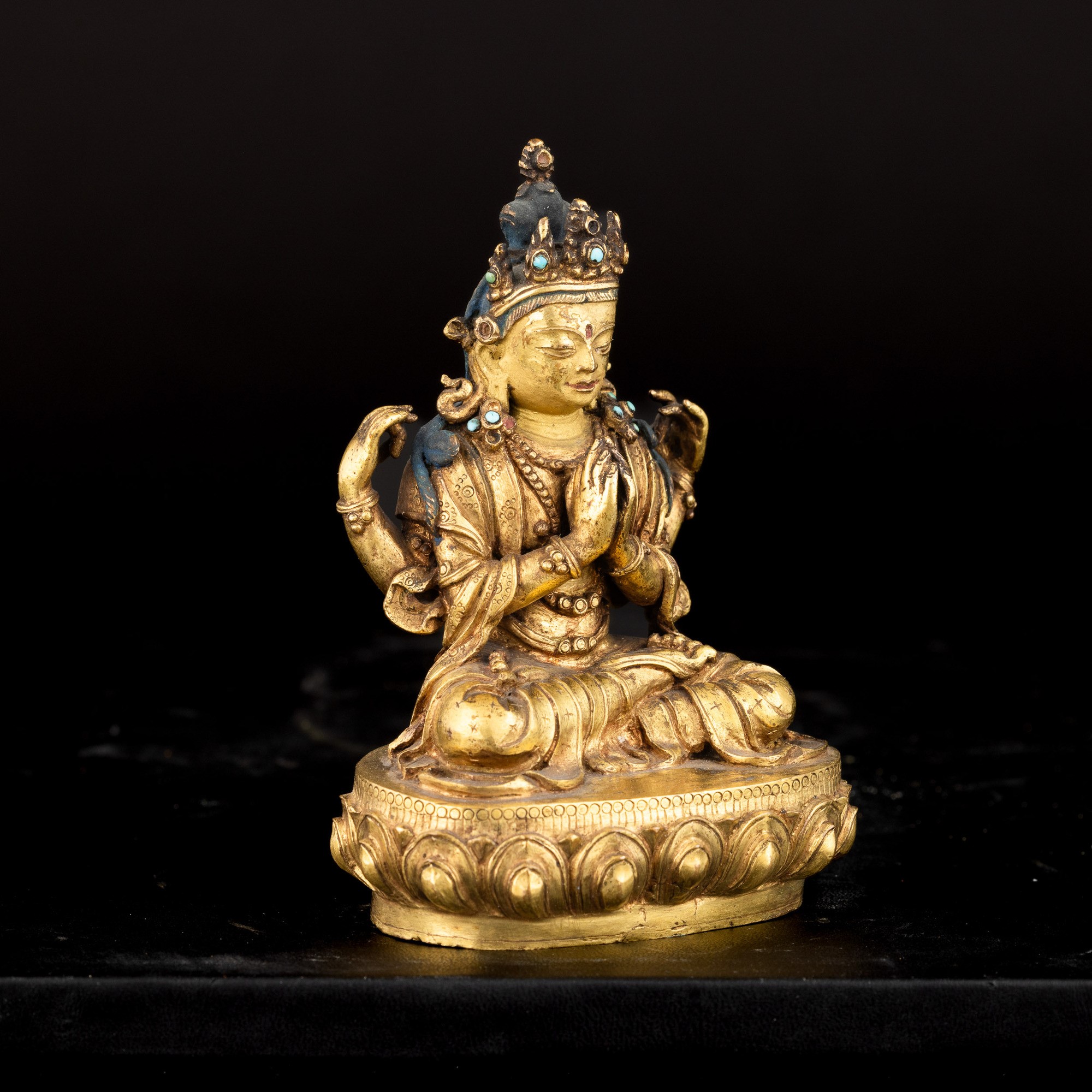 Figura di Shadakshara Avalokitesvara Seduto su Fior di Loto in Bronzo Dorato, Tracce di Policromi...