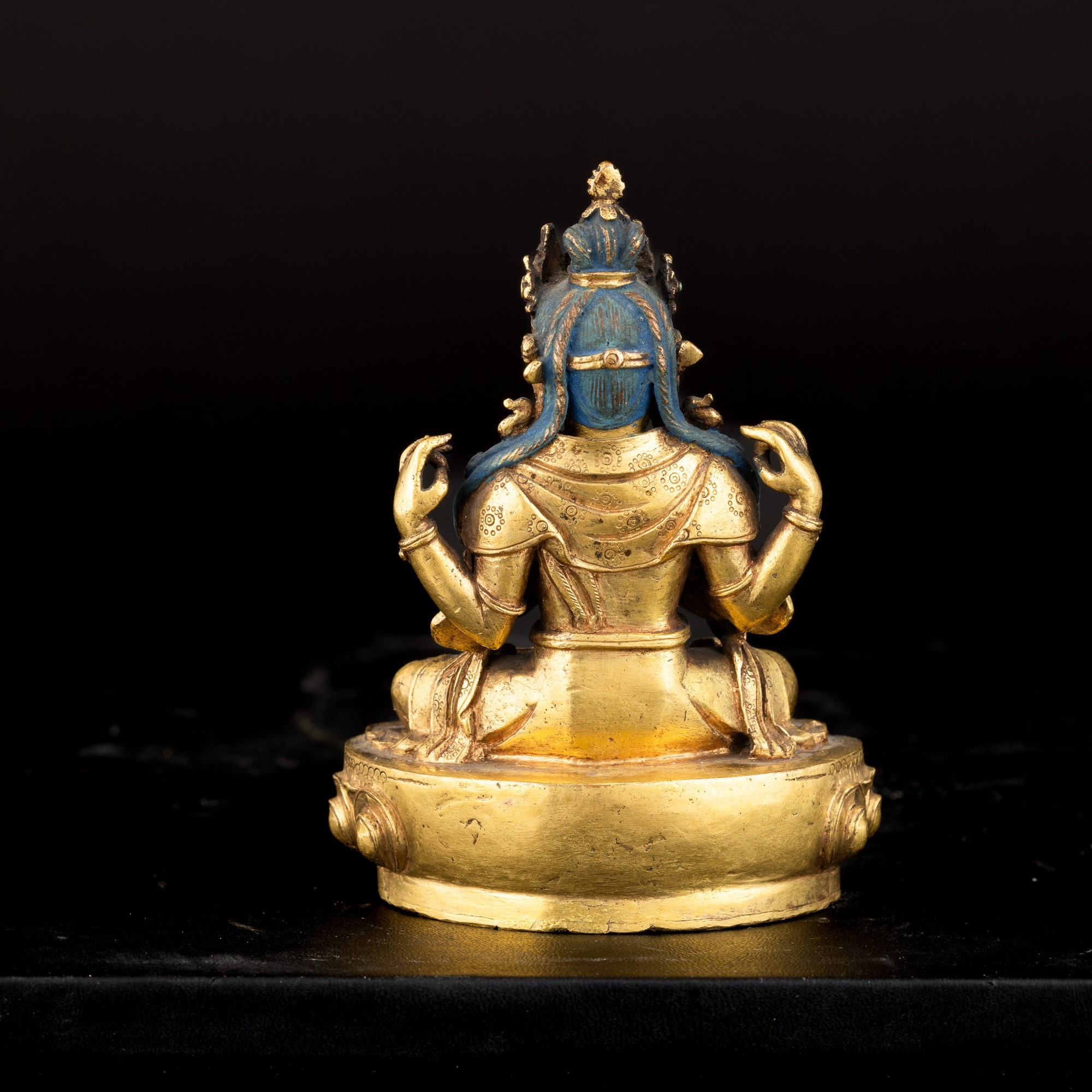 Figura di Shadakshara Avalokitesvara Seduto su Fior di Loto in Bronzo Dorato, Tracce di Policromi...