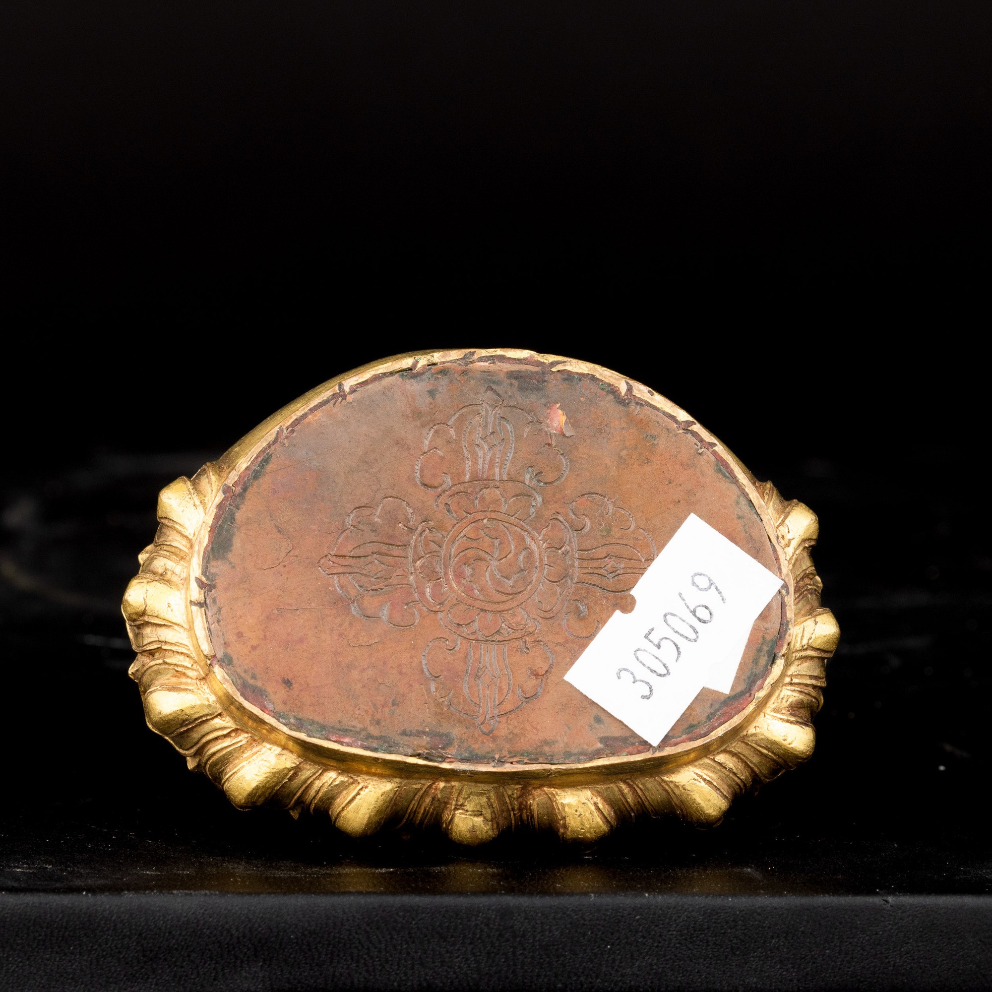 Figura di Shadakshara Avalokitesvara Seduto su Fior di Loto in Bronzo Dorato, Tracce di Policromi...