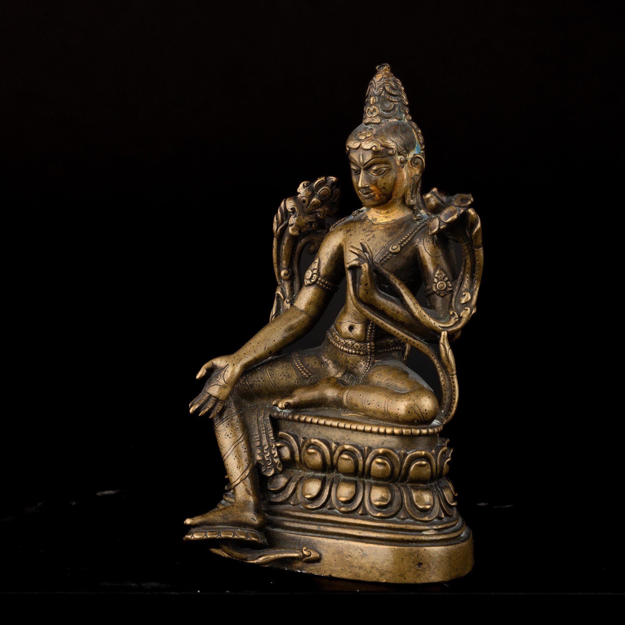 Figura di Padmapani Seduta su Doppio Fior di Loto in Bronzo con Tracce di Doratura, Nepal, XVI Se...