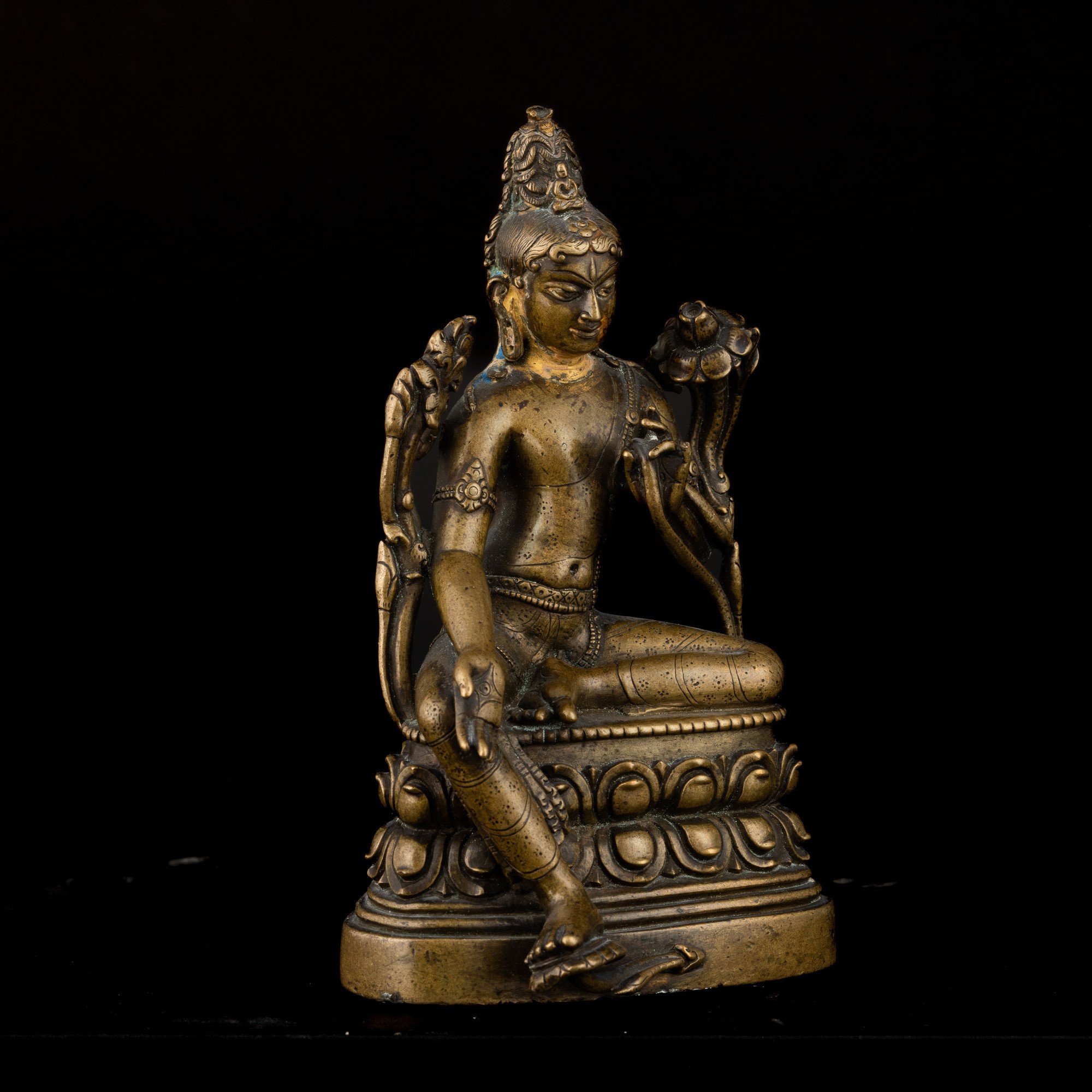 Figura di Padmapani Seduta su Doppio Fior di Loto in Bronzo con Tracce di Doratura, Nepal, XVI Se...