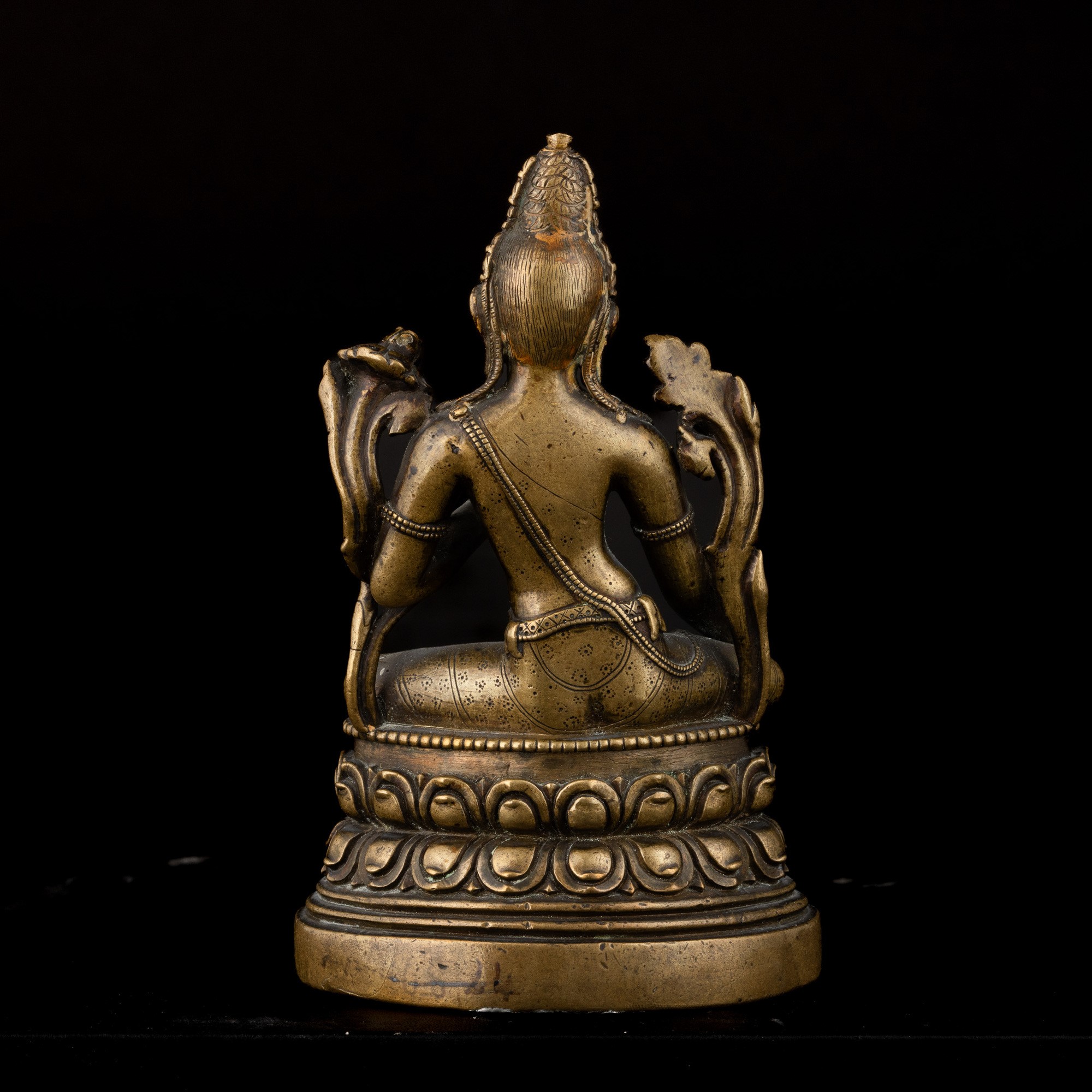 Figura di Padmapani Seduta su Doppio Fior di Loto in Bronzo con Tracce di Doratura, Nepal, XVI Se...