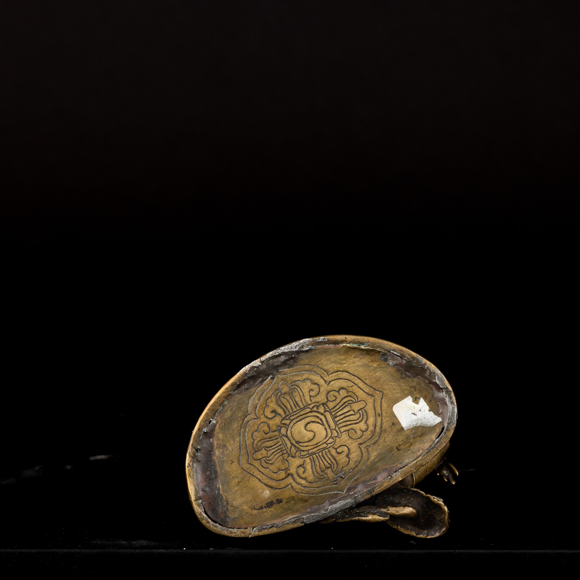 Figura di Padmapani Seduta su Doppio Fior di Loto in Bronzo con Tracce di Doratura, Nepal, XVI Se...