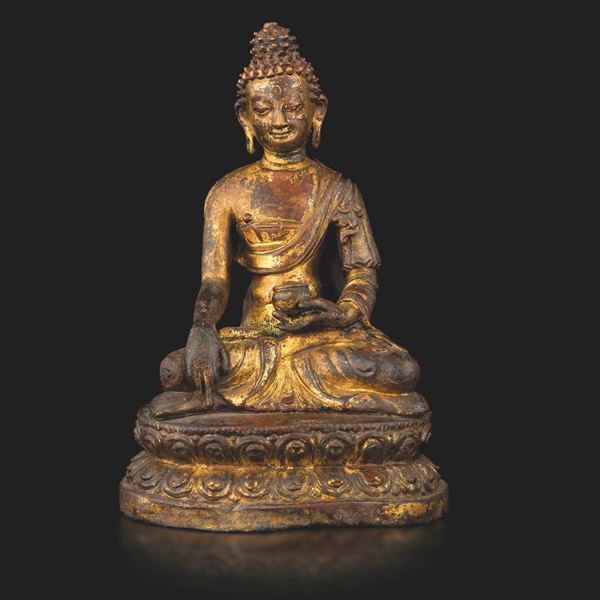 Figura di Buddha Sakyamuni seduto su doppio fior di loto in rame repoussé, Tibet, XVII - XVIII secolo