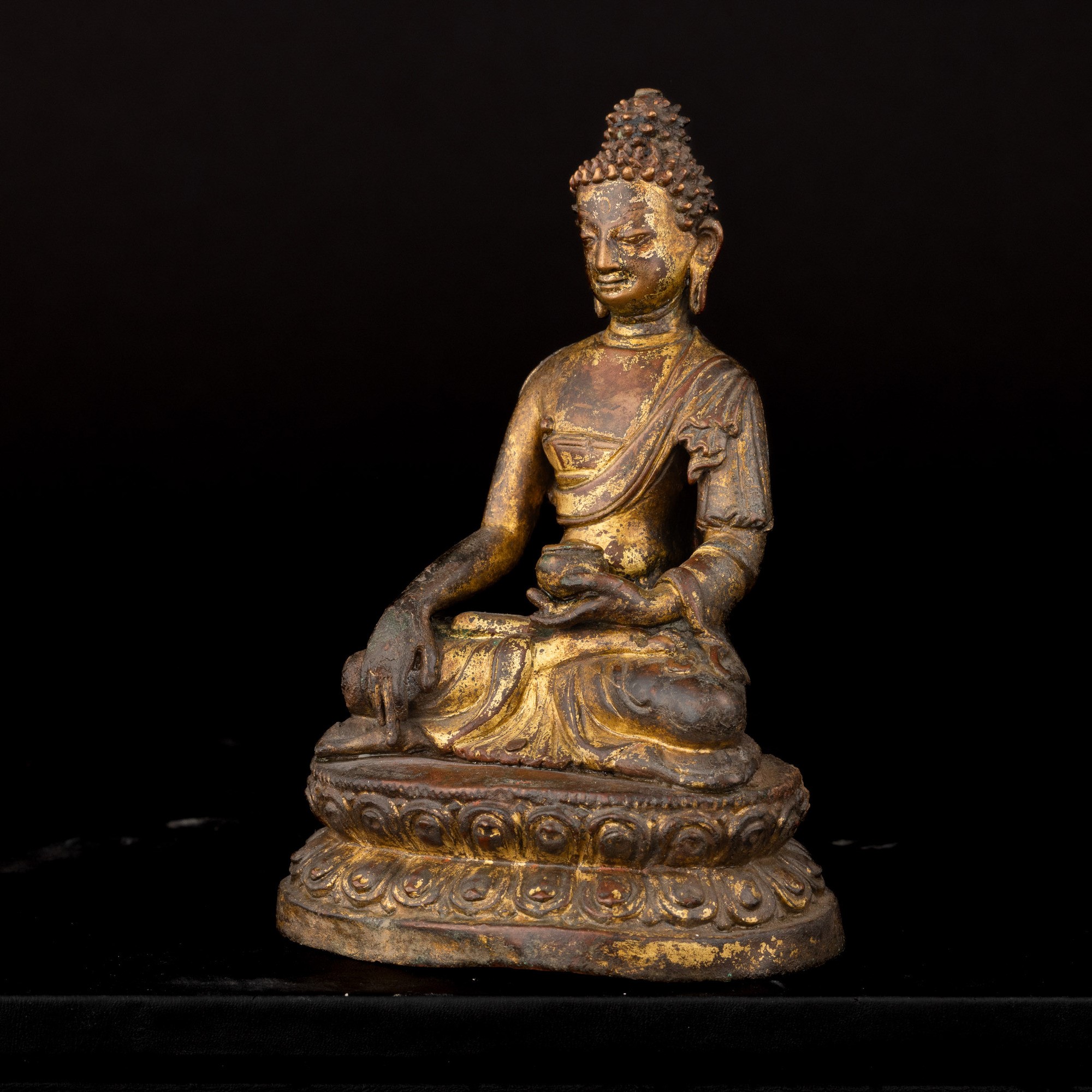 Figura di Buddha Sakyamuni Seduto su Doppio Fior di Loto in Rame Repoussé, Tibet, XVII - XVIII Se...