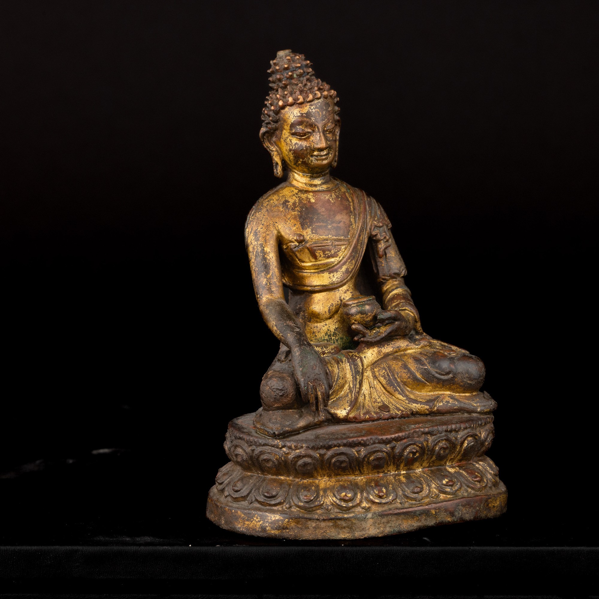 Figura di Buddha Sakyamuni Seduto su Doppio Fior di Loto in Rame Repoussé, Tibet, XVII - XVIII Se...