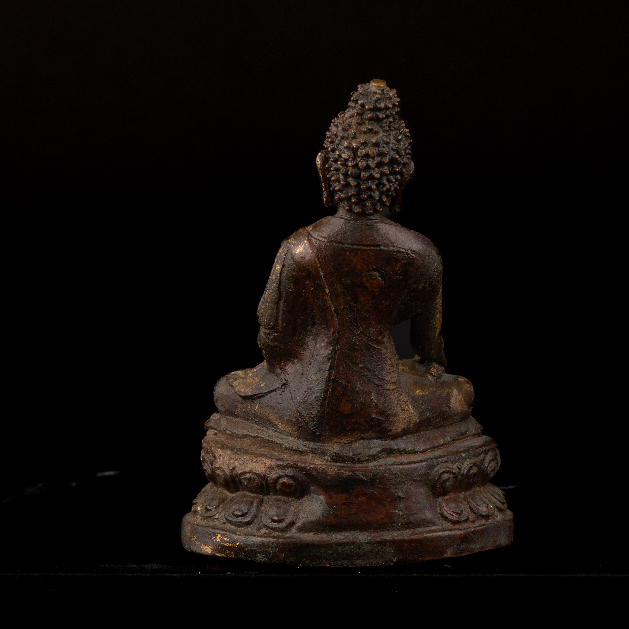 Figura di Buddha Sakyamuni Seduto su Doppio Fior di Loto in Rame Repoussé, Tibet, XVII - XVIII Se...