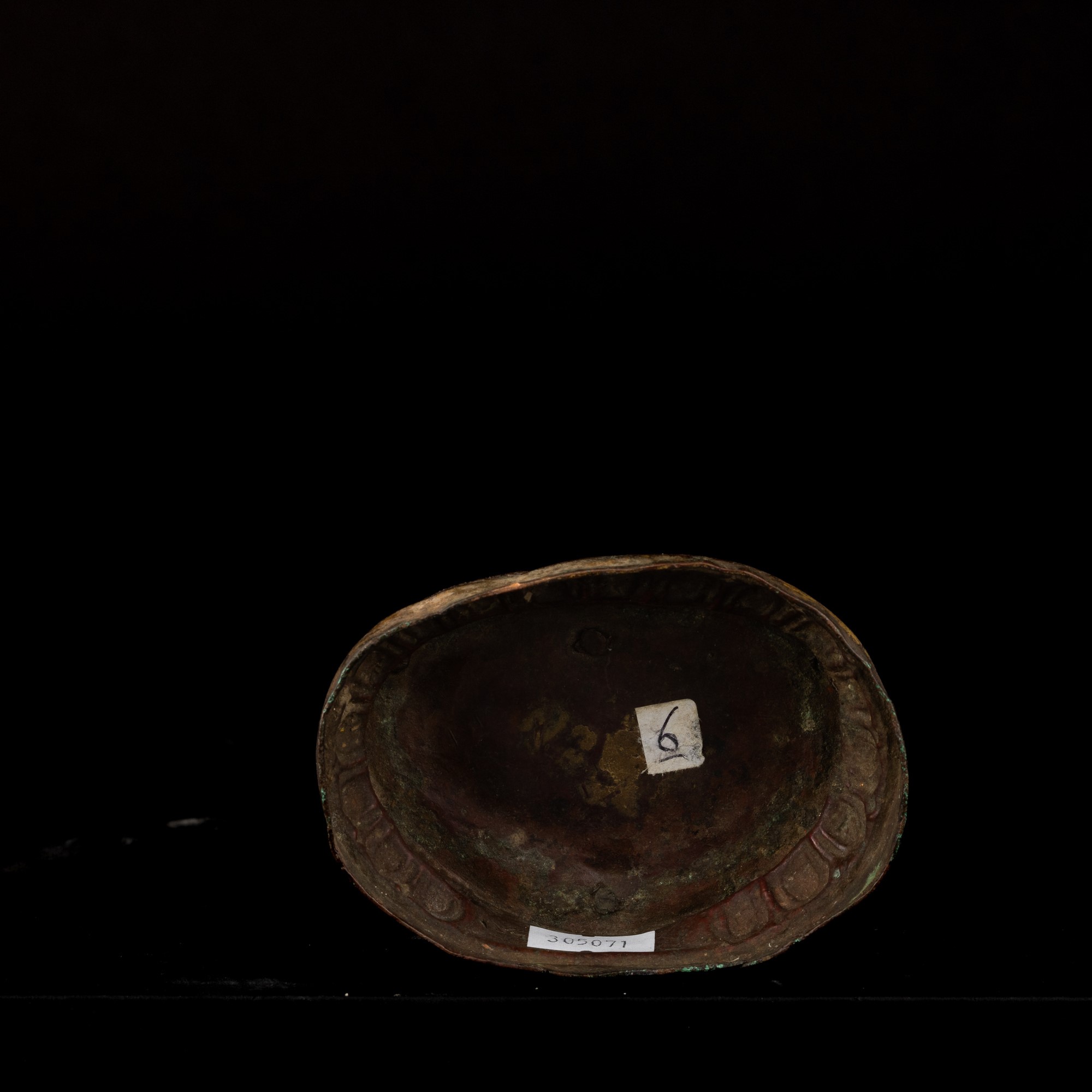 Figura di Buddha Sakyamuni Seduto su Doppio Fior di Loto in Rame Repoussé, Tibet, XVII - XVIII Se...