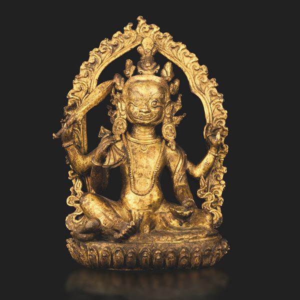 Figura di Mahakala seduto su fior di loto entro aura in bronzo dorato, Nepal, XVII secolo