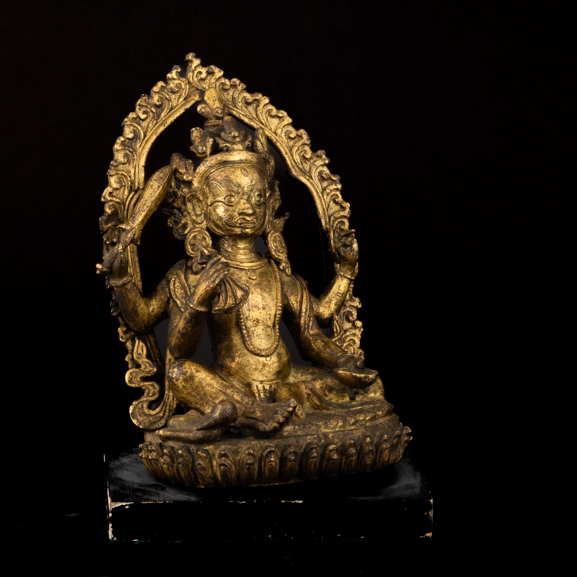 Figura di Mahakala Seduto su Fior di Loto Entro Aura in Bronzo Dorato, Nepal, XVII Secolo