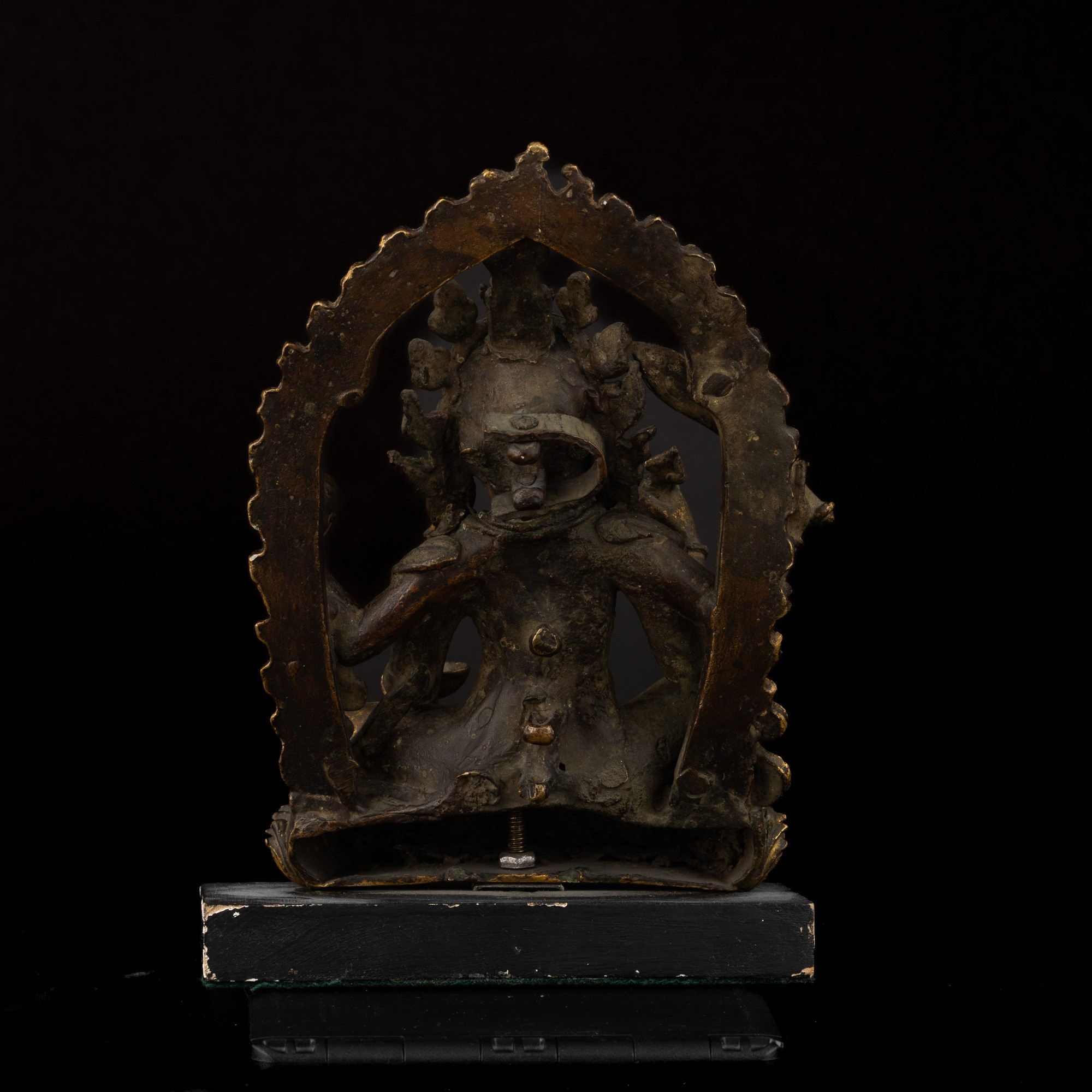 Figura di Mahakala Seduto su Fior di Loto Entro Aura in Bronzo Dorato, Nepal, XVII Secolo
