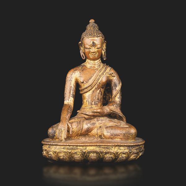 Figura di Akshobhya in bronzo dorato e tracce di doratura, Nepal, XVI secolo