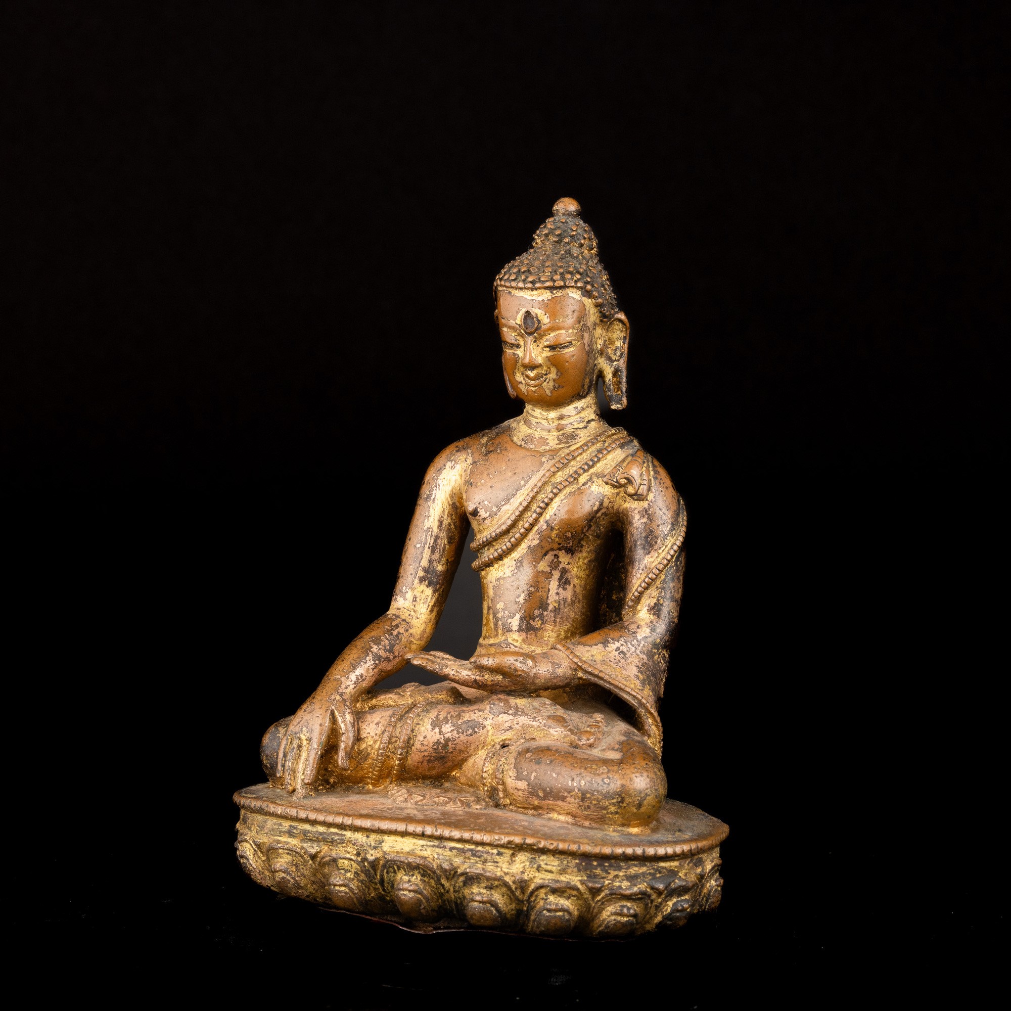 Figura di Akshobhya in Bronzo Dorato e Tracce di Doratura, Nepal, XVI Secolo