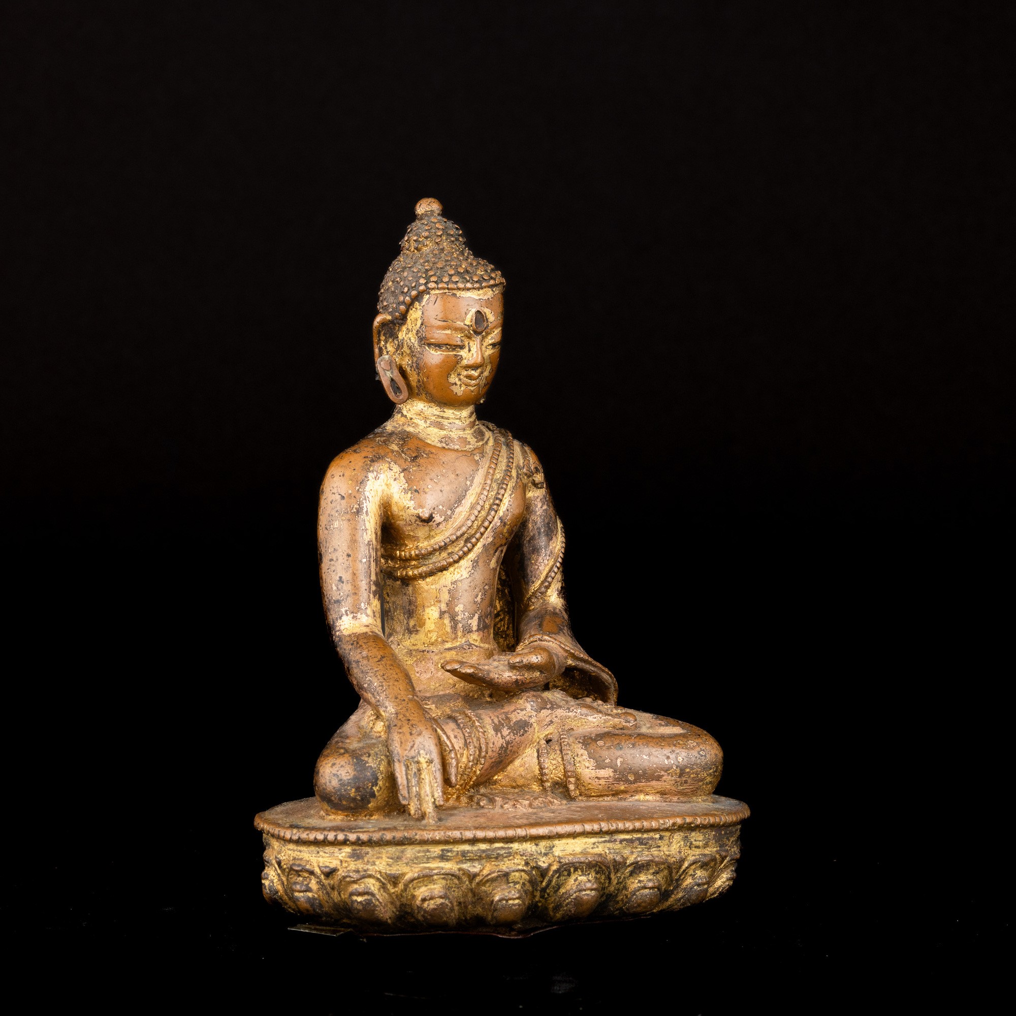 Figura di Akshobhya in Bronzo Dorato e Tracce di Doratura, Nepal, XVI Secolo
