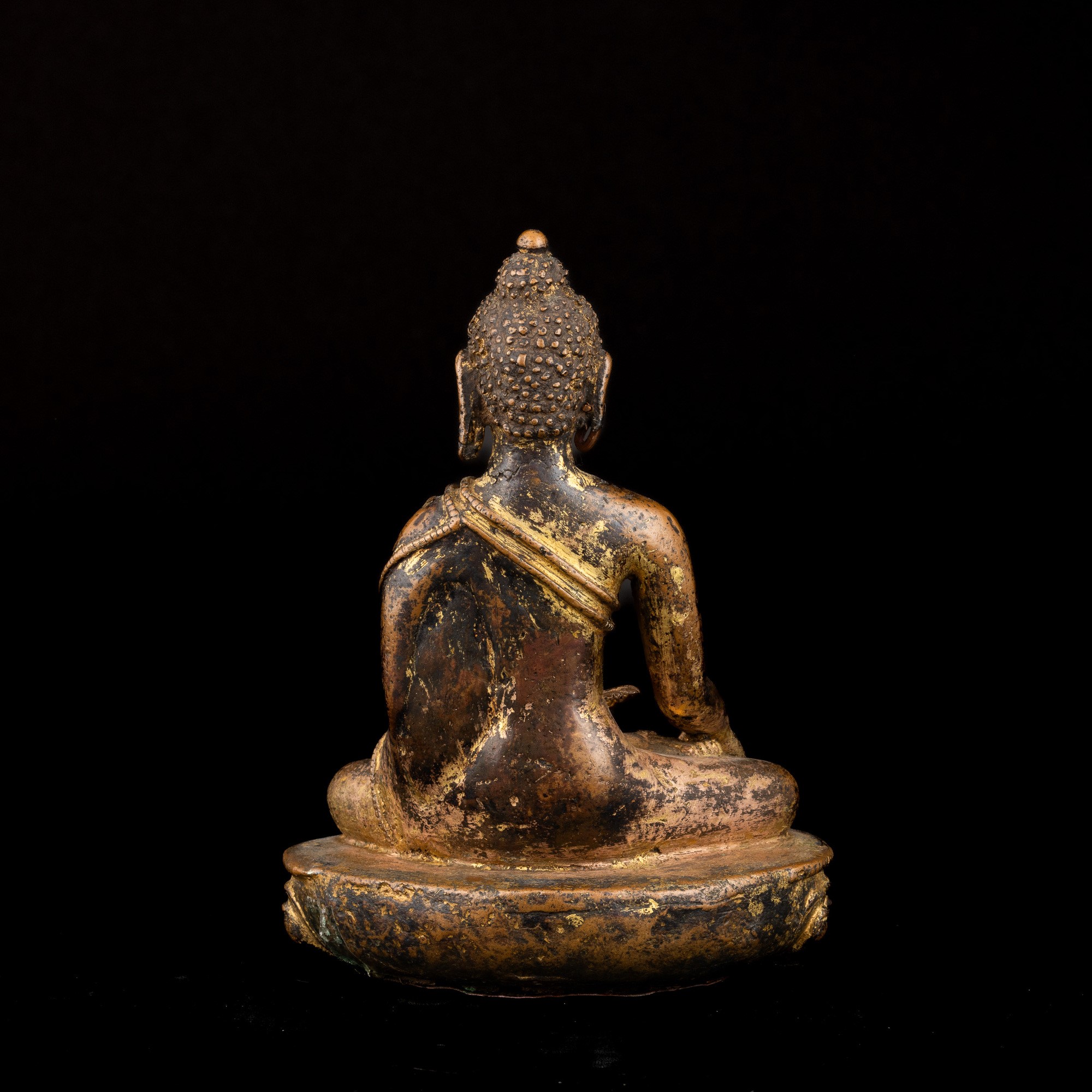 Figura di Akshobhya in Bronzo Dorato e Tracce di Doratura, Nepal, XVI Secolo