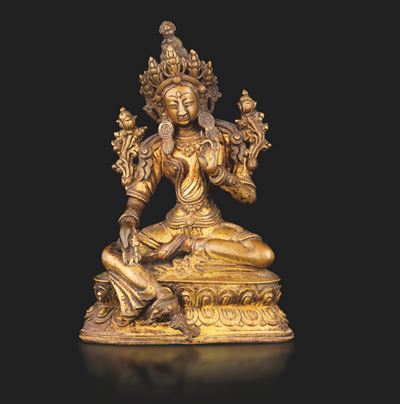 Rara Figura di Tara Seduta su Doppia Fior di Loto in Bronzo Dorato Nepal, XVII Secolo