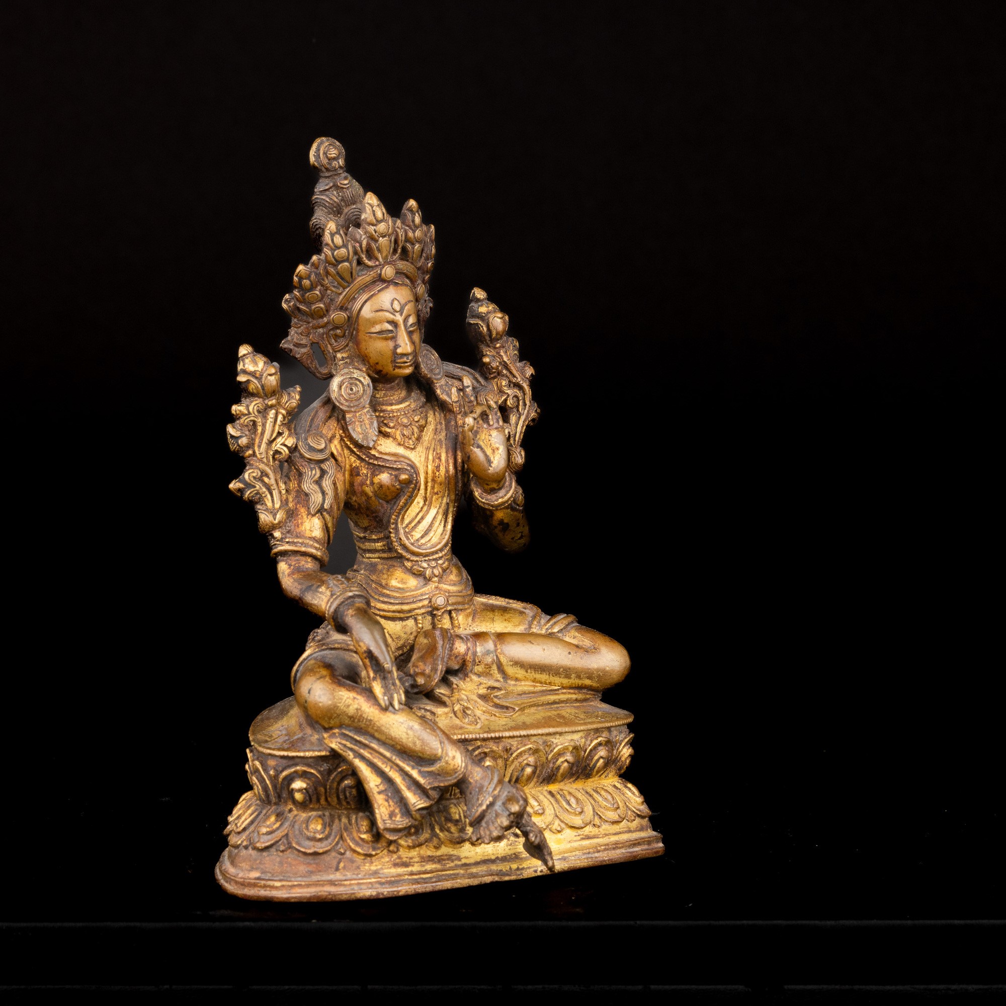 Rara Figura di Tara Seduta su Doppia Fior di Loto in Bronzo Dorato Nepal, XVII Secolo