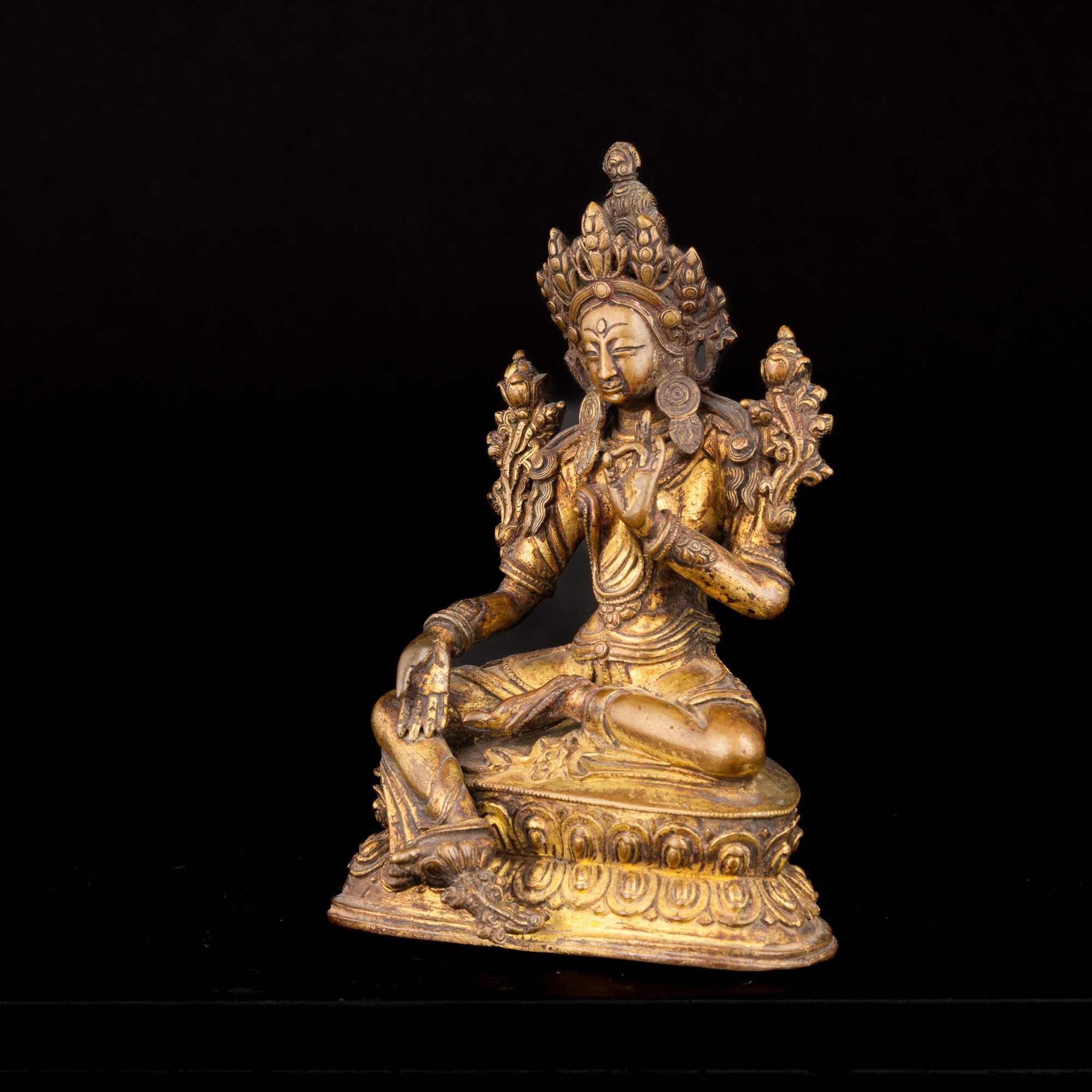 Rara Figura di Tara Seduta su Doppia Fior di Loto in Bronzo Dorato Nepal, XVII Secolo