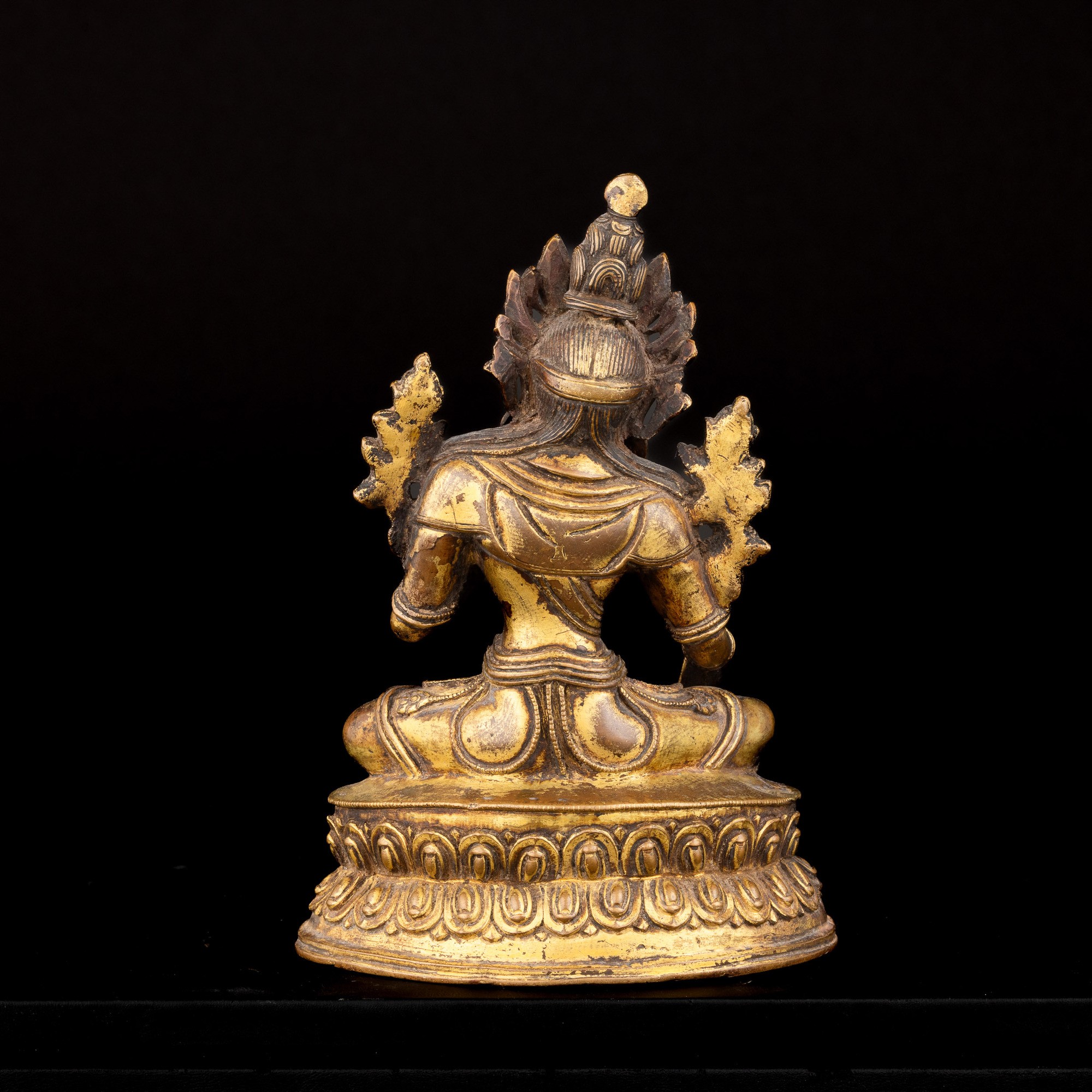 Rara Figura di Tara Seduta su Doppia Fior di Loto in Bronzo Dorato Nepal, XVII Secolo