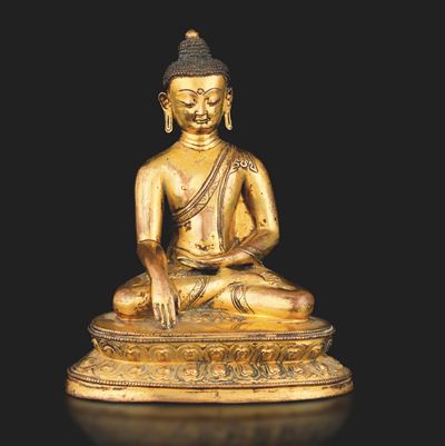 Figura di Buddha Sakyamuni Seduto su Doppio Fiore di Loto in Bronzo Dorato con Tracce di Policrom...