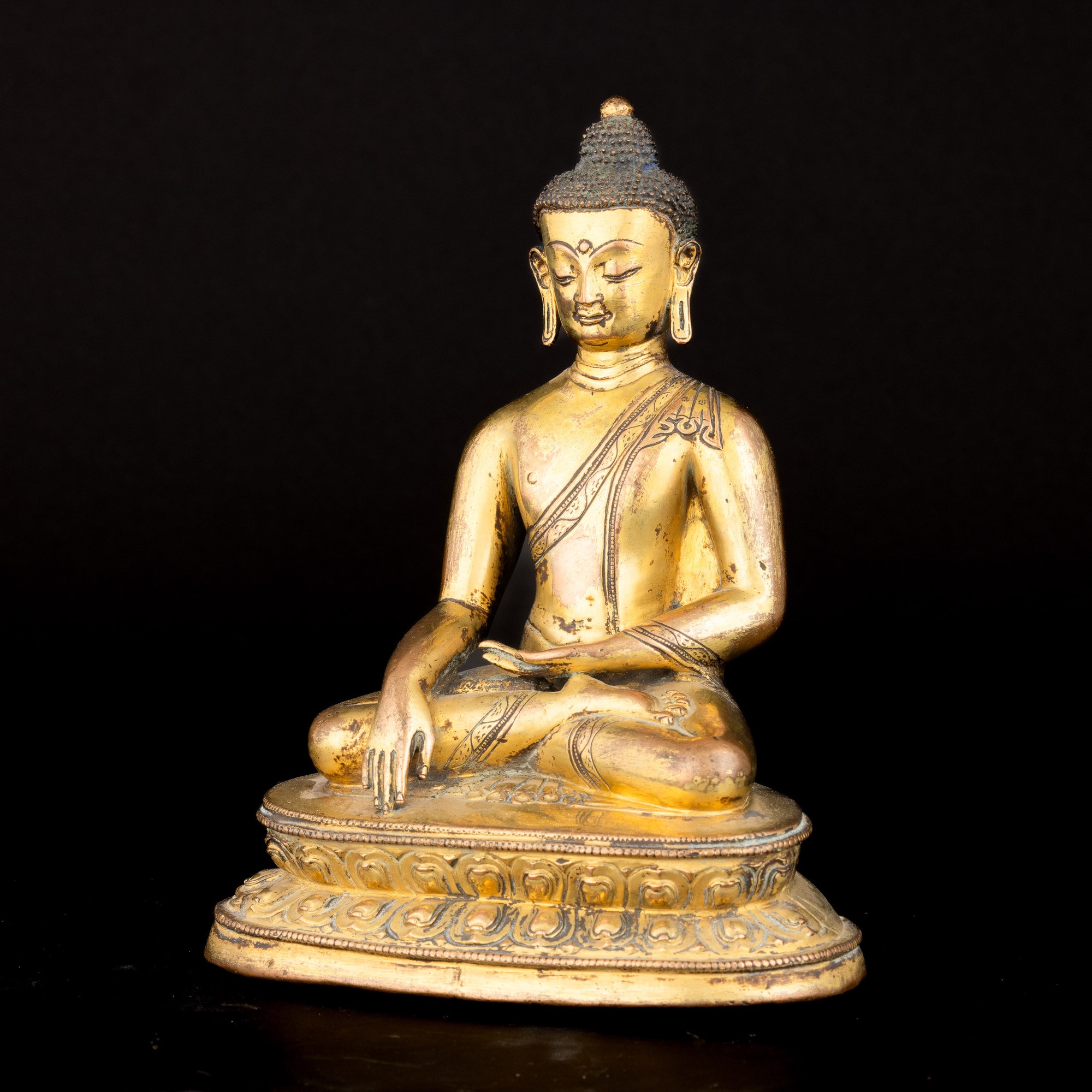 Figura di Buddha Sakyamuni Seduto su Doppio Fiore di Loto in Bronzo Dorato con Tracce di Policrom...