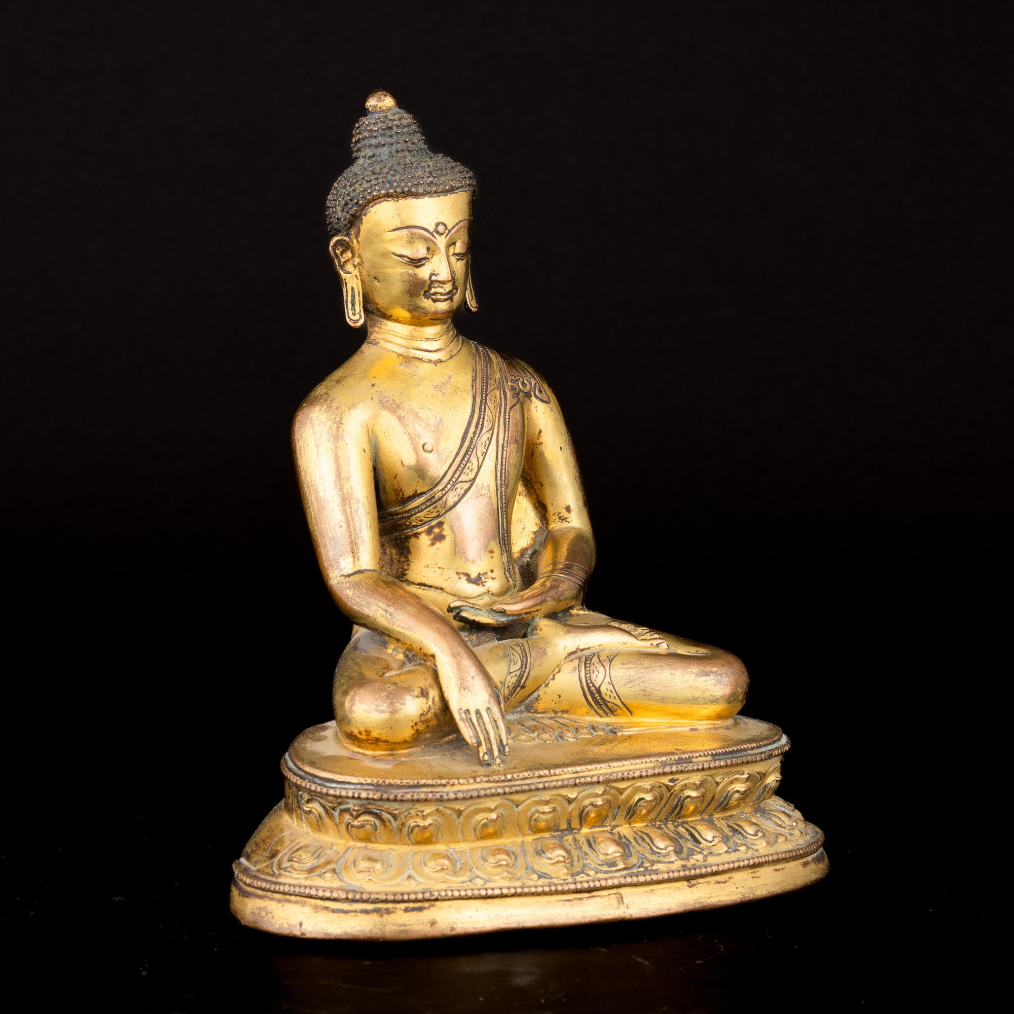 Figura di Buddha Sakyamuni Seduto su Doppio Fiore di Loto in Bronzo Dorato con Tracce di Policrom...