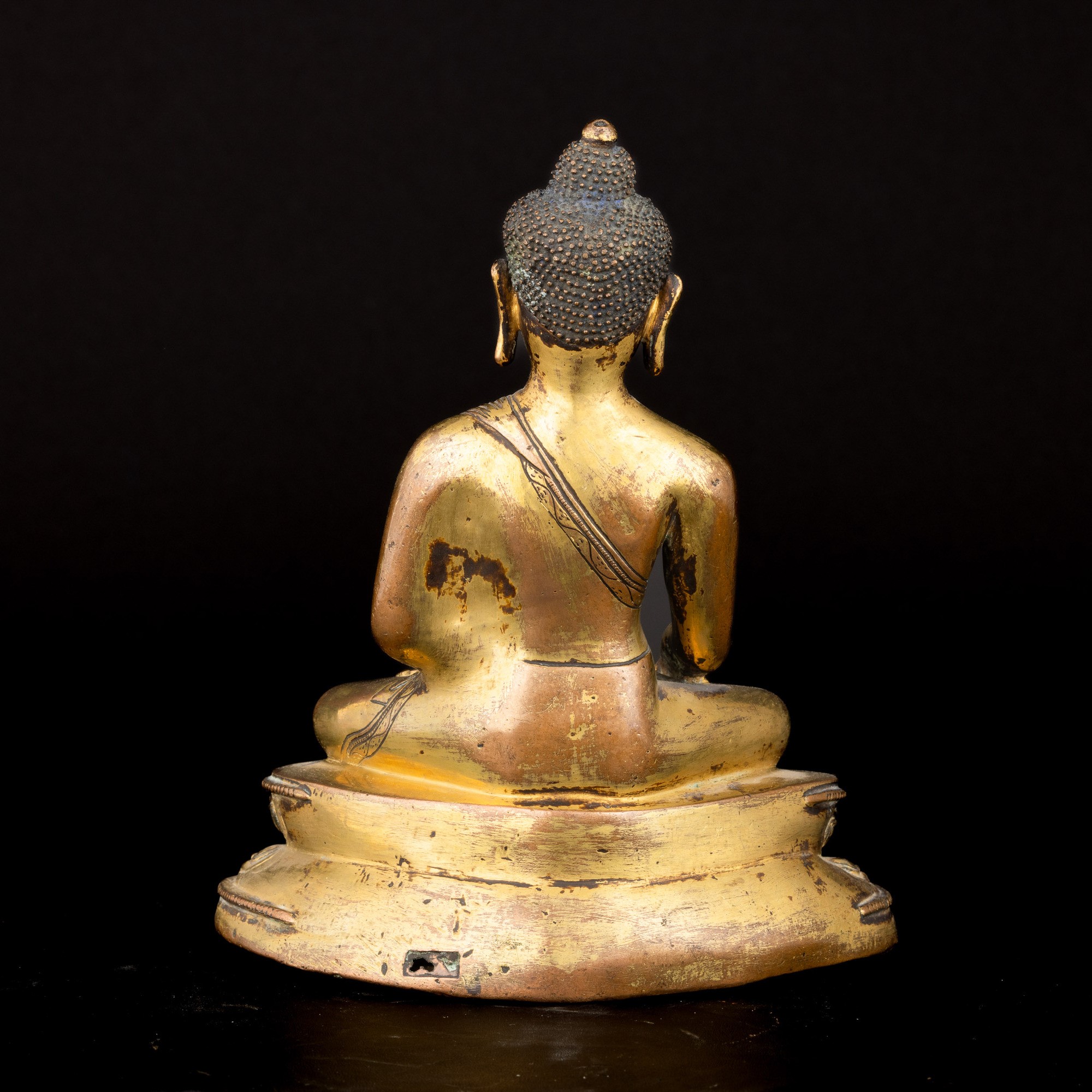 Figura di Buddha Sakyamuni Seduto su Doppio Fiore di Loto in Bronzo Dorato con Tracce di Policrom...